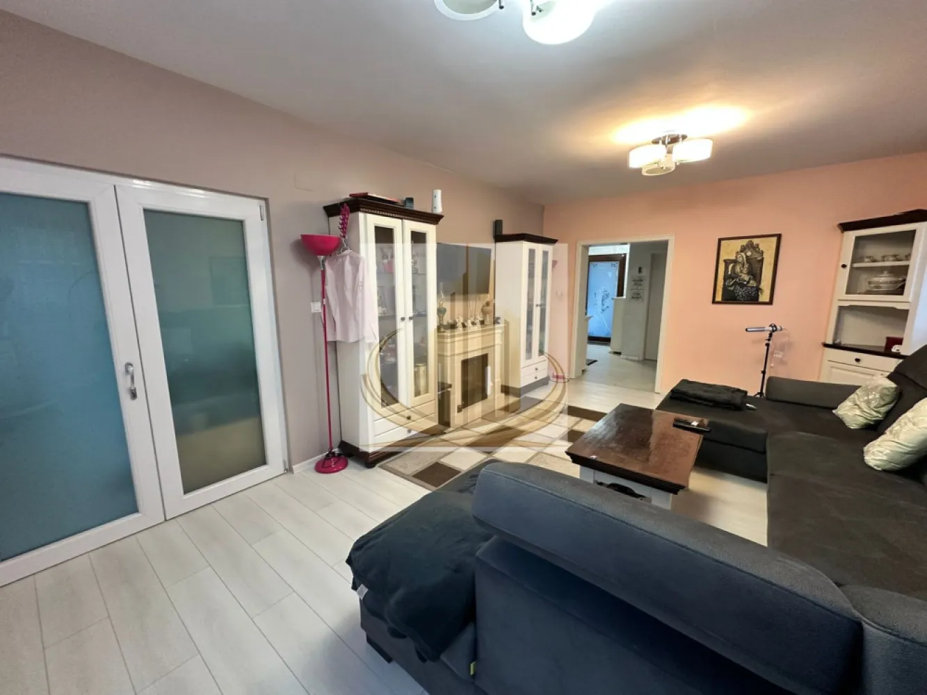 Casă premium cu panouri solare, stație EV, anexă locuibilă și grădină - Grand Mobilis Imobiliare vă prezintă spre vânzare o proprietate remarcabilă, situată pe Strada Jiului — o reședință care îmbină eleganța, funcționalitatea și tehnologia modernă într-un cadru generos și intim.

📐 Suprafață utilă: 144 mp
🌳 Teren: 555 mp
🏡 Regim de înălțime: Parter + mansardă

Arhitectură interioară – echilibru și rafinament

Parterul este conceput ca un spațiu al socializării și al confortului:
– living amplu, scăldat în lumină naturală
– zonă de dining cu deschidere către terasă
– bucătărie închisă, eficient compartimentată
– birou
– baie și cameră tehnică

Etajul oferă intimitate și relaxare:
– 3 dormitoare luminoase
– dormitor matrimonial cu dressing dedicat
– baie spațioasă cu jacuzzi și bidet
– acces către terasă din două dormitoare

Exterior – natură organizată inteligent

Terenul de 555 mp este gândit ca un mic ecosistem privat:
– grădină amenajată cu sistem automat de irigații
– foraj de mică adâncime pentru irigații
– terasă de grădină
– construcție anexă independentă (living open space + bucătărie + baie) 60 mp

Tehnologie & confort contemporan

– panouri solare (putere instalată 7.5 kW)
– stație de încărcare pentru autoturisme electrice
– centrală termică pe gaz + radiatoare
– tâmplărie PVC cu geam tripan
– rulouri exterioare + plase de insecte
– poartă automatizată

Parcare generoasă

– carport pentru 3 autoturisme
– încă 3 locuri de parcare în fața proprietății

Un avantaj esențial

Proprietatea se vinde complet mobilată și utilată, fiind pregătită pentru mutare imediată — fără compromisuri, fără investiții suplimentare, doar confort de la prima zi.

O locuință care nu doar impresionează prin dotări, ci oferă un stil de viață coerent — unde fiecare detaliu este deja pus la punct.

📞 Pentru informații suplimentare și programarea unei vizionări, vă stăm la dispoziție.

TUR VIRTUAL 360 DISPONIBIL LA CERERE
ID Intern CP3069367