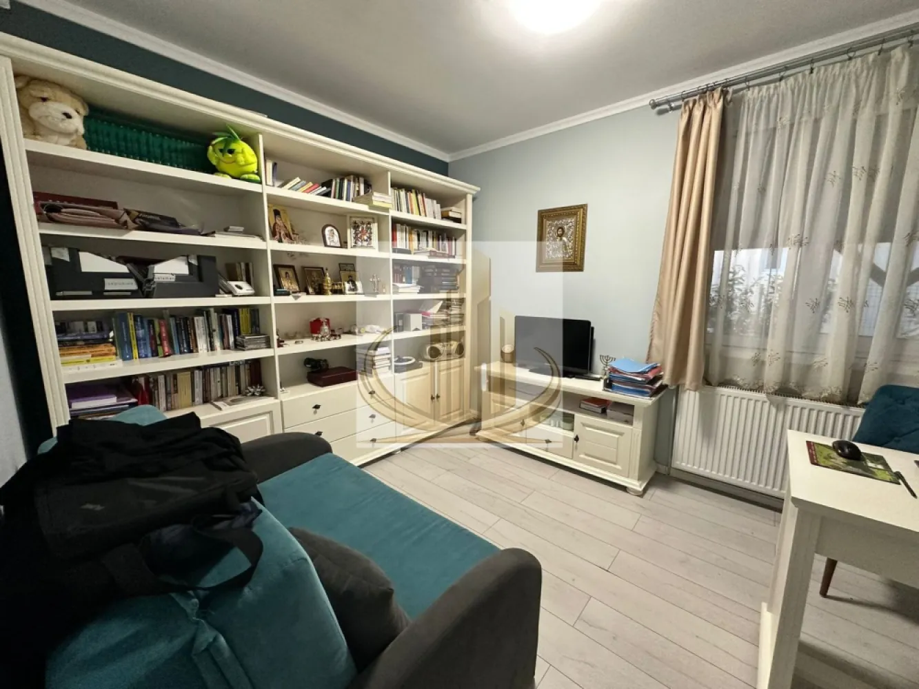 Casă premium cu panouri solare, stație EV, anexă locuibilă și grădină