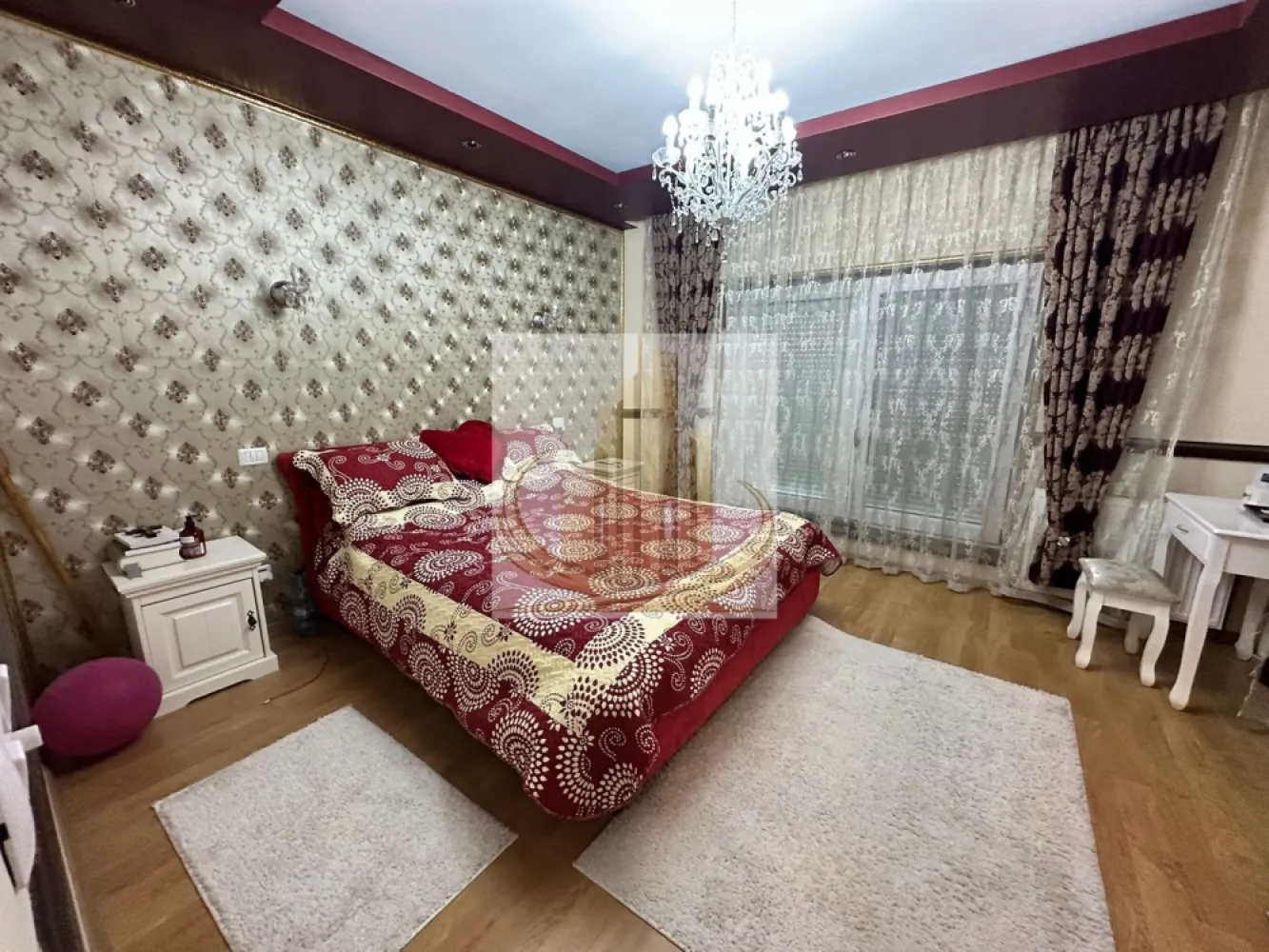 Casă premium cu panouri solare, stație EV, anexă locuibilă și grădină