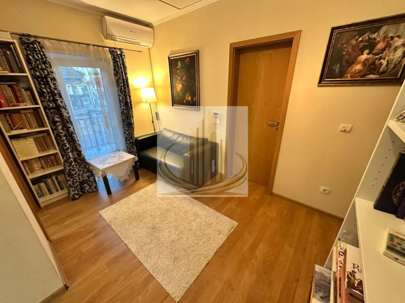 Casă premium cu panouri solare, stație EV, anexă locuibilă și grădină