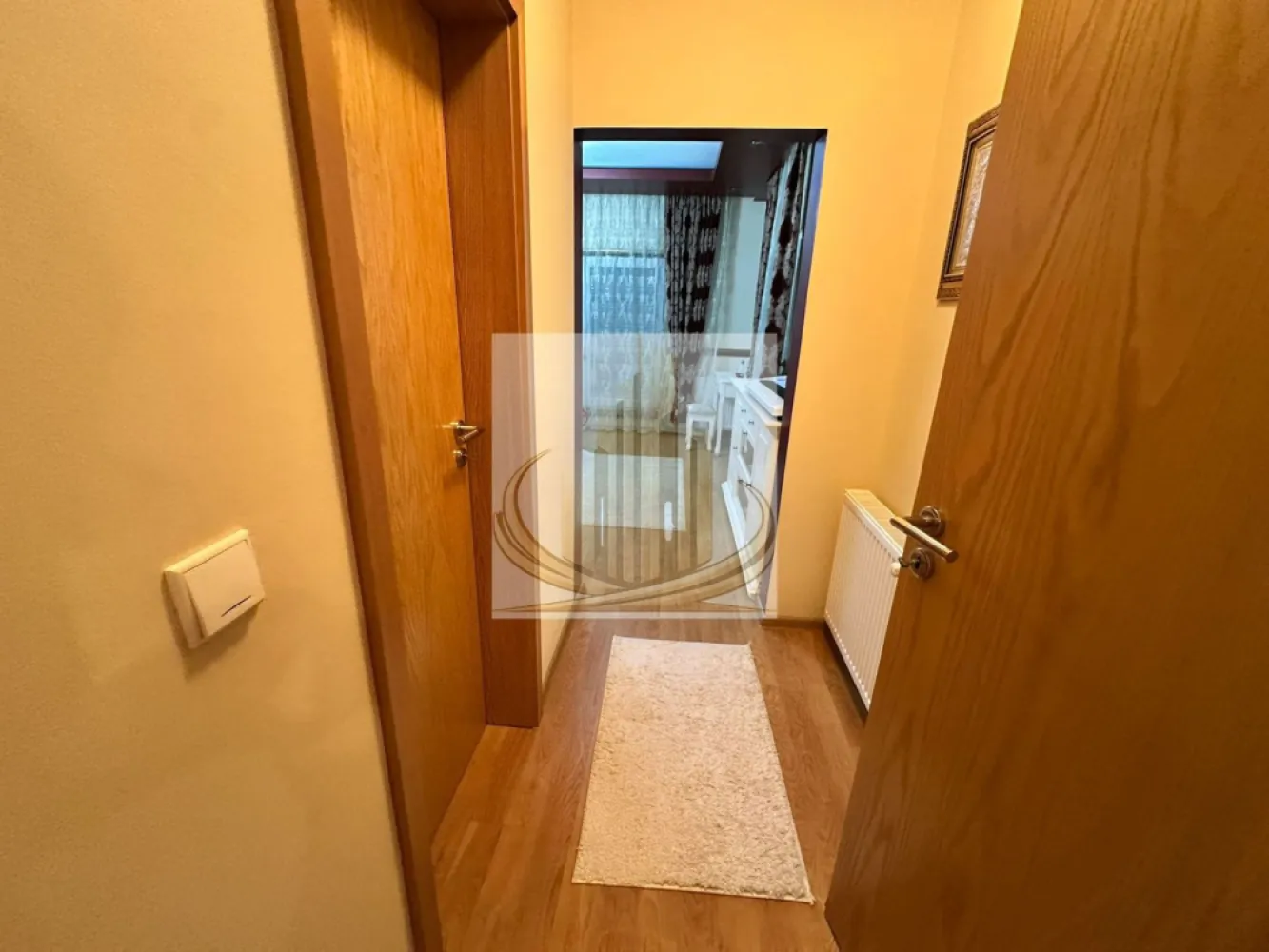 Casă premium cu panouri solare, stație EV, anexă locuibilă și grădină