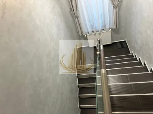Casă premium cu panouri solare, stație EV, anexă locuibilă și grădină