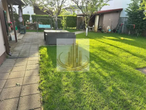 Casă premium cu panouri solare, stație EV, anexă locuibilă și grădină