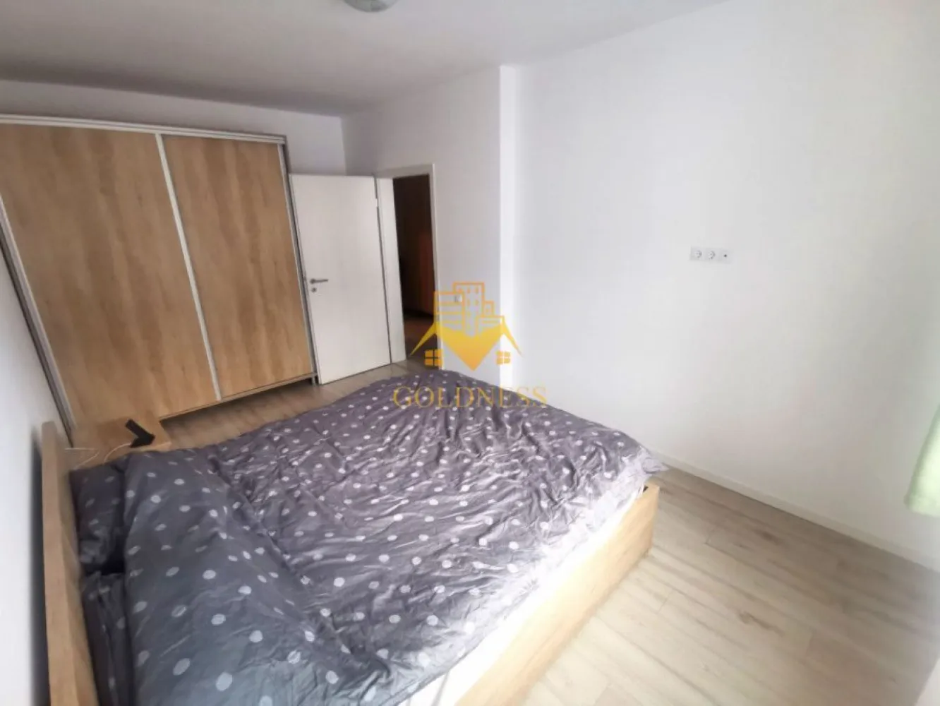 2 Camere Open Space, Parcare Subterana, Floresti - GOLDNESS Imobiliare vă propune spre închiriere un apartament cu 2 camere complet mobilat și utilat, la etajul 3 într-un imobil de 4 etaje, în Floresti. 
Apartamentul este compartimentat astfel:
 - dormitor cu pat matrimonial, dressing, noptiere
 - living cu bucatarie open-space complet utilată, canapea extensibla, loc de servit masa 
 - baie cu vana, calorifer port prosop inox și dulap pentru depozitare.
 - balcon de 8 mp.

Imobilul este dotat cu toate cele necesare- centrală proprie, mașină de spălat haine, frigider, plită electrică, hotă, TV, etc. 
Se află în apropierea stațiilor de transport în comun, magazine, restaurante, spații verzi, farmacii, etc. 
Dispune de loc de parcare subterana!

Dacă sunteți interesați de acest apartament și doriți să îl vizionați, dar și pentru alte oferte sau detalii nu ezitați să ne contactați telefonic sau prin e-mail - goldnessimobiliare@gmail.com. Vă stăm la dispoziție!