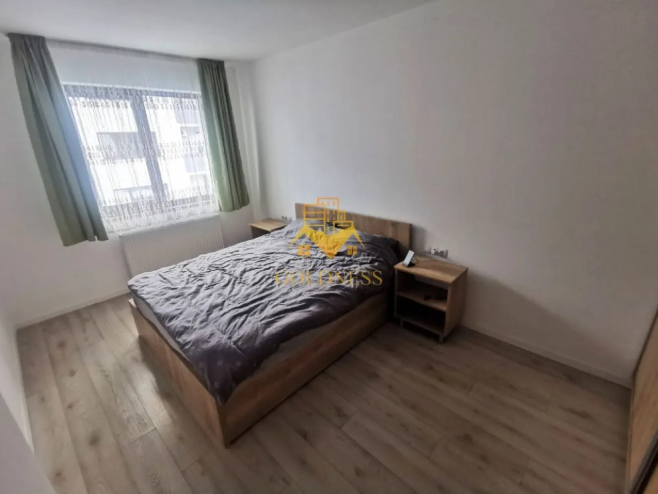 2 Camere Open Space, Parcare Subterana, Floresti - GOLDNESS Imobiliare vă propune spre închiriere un apartament cu 2 camere complet mobilat și utilat, la etajul 3 într-un imobil de 4 etaje, în Floresti. 
Apartamentul este compartimentat astfel:
 - dormitor cu pat matrimonial, dressing, noptiere
 - living cu bucatarie open-space complet utilată, canapea extensibla, loc de servit masa 
 - baie cu vana, calorifer port prosop inox și dulap pentru depozitare.
 - balcon de 8 mp.

Imobilul este dotat cu toate cele necesare- centrală proprie, mașină de spălat haine, frigider, plită electrică, hotă, TV, etc. 
Se află în apropierea stațiilor de transport în comun, magazine, restaurante, spații verzi, farmacii, etc. 
Dispune de loc de parcare subterana!

Dacă sunteți interesați de acest apartament și doriți să îl vizionați, dar și pentru alte oferte sau detalii nu ezitați să ne contactați telefonic sau prin e-mail - goldnessimobiliare@gmail.com. Vă stăm la dispoziție!