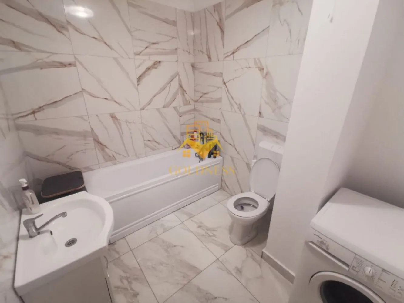 2 Camere Open Space, Parcare Subterana, Floresti - GOLDNESS Imobiliare vă propune spre închiriere un apartament cu 2 camere complet mobilat și utilat, la etajul 3 într-un imobil de 4 etaje, în Floresti. 
Apartamentul este compartimentat astfel:
 - dormitor cu pat matrimonial, dressing, noptiere
 - living cu bucatarie open-space complet utilată, canapea extensibla, loc de servit masa 
 - baie cu vana, calorifer port prosop inox și dulap pentru depozitare.
 - balcon de 8 mp.

Imobilul este dotat cu toate cele necesare- centrală proprie, mașină de spălat haine, frigider, plită electrică, hotă, TV, etc. 
Se află în apropierea stațiilor de transport în comun, magazine, restaurante, spații verzi, farmacii, etc. 
Dispune de loc de parcare subterana!

Dacă sunteți interesați de acest apartament și doriți să îl vizionați, dar și pentru alte oferte sau detalii nu ezitați să ne contactați telefonic sau prin e-mail - goldnessimobiliare@gmail.com. Vă stăm la dispoziție!