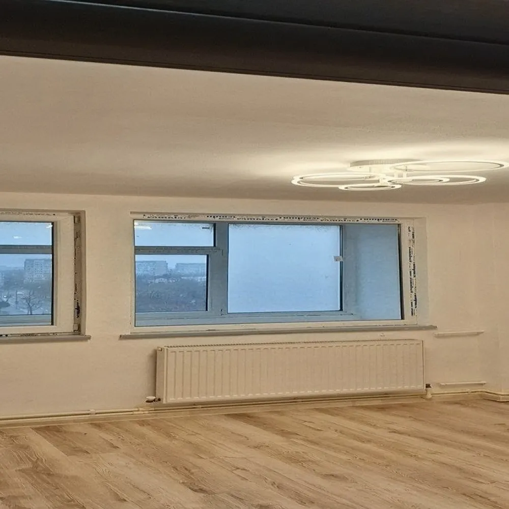 Vand apartament central, 2 camere, renovat complet cu centrala proprie - Vând apartament central cu 2 camere, confort 1, în suprafață de 58 mp (46 mp utili+12 mp balcon) situat central pe Bd. Ferdinand, nr. 73, Bl. A6, Sc. B, la etajul 5 al unui bloc de 8 etaje cu lift, compartimentat astfel: living, hol, bucatarie, dormitor, grup sanitar si balcon. Apartamentul este renovat complet, dotat cu centrala pe gaze. Imobilul este amplasat excelent, are vedere laterala la mare iar zona este foarte linistita cu acces facil către orice destinație a orașului. Este ideal pentru o familie cu copii. Toate actele sunt pregătite pentru vânzare. Zero, șapte, doi, trei, unu, șase, șase, opt șapte, opt. Direct proprietar, fără comision. Va aștept la vizionare !
