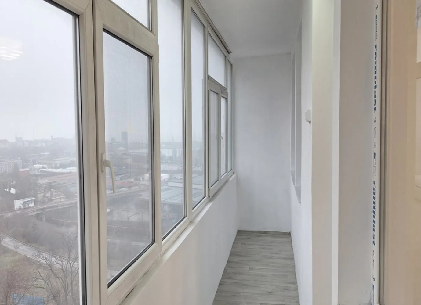 Vand apartament central, 2 camere, renovat complet cu centrala proprie - Vând apartament central cu 2 camere, confort 1, în suprafață de 58 mp (46 mp utili+12 mp balcon) situat central pe Bd. Ferdinand, nr. 73, Bl. A6, Sc. B, la etajul 5 al unui bloc de 8 etaje cu lift, compartimentat astfel: living, hol, bucatarie, dormitor, grup sanitar si balcon. Apartamentul este renovat complet, dotat cu centrala pe gaze. Imobilul este amplasat excelent, are vedere laterala la mare iar zona este foarte linistita cu acces facil către orice destinație a orașului. Este ideal pentru o familie cu copii. Toate actele sunt pregătite pentru vânzare. Zero, șapte, doi, trei, unu, șase, șase, opt șapte, opt. Direct proprietar, fără comision. Va aștept la vizionare !