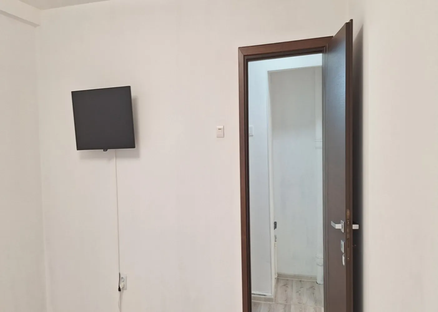 Vand apartament central, 2 camere, renovat complet cu centrala proprie - Vând apartament central cu 2 camere, confort 1, în suprafață de 58 mp (46 mp utili+12 mp balcon) situat central pe Bd. Ferdinand, nr. 73, Bl. A6, Sc. B, la etajul 5 al unui bloc de 8 etaje cu lift, compartimentat astfel: living, hol, bucatarie, dormitor, grup sanitar si balcon. Apartamentul este renovat complet, dotat cu centrala pe gaze. Imobilul este amplasat excelent, are vedere laterala la mare iar zona este foarte linistita cu acces facil către orice destinație a orașului. Este ideal pentru o familie cu copii. Toate actele sunt pregătite pentru vânzare. Zero, șapte, doi, trei, unu, șase, șase, opt șapte, opt. Direct proprietar, fără comision. Va aștept la vizionare !