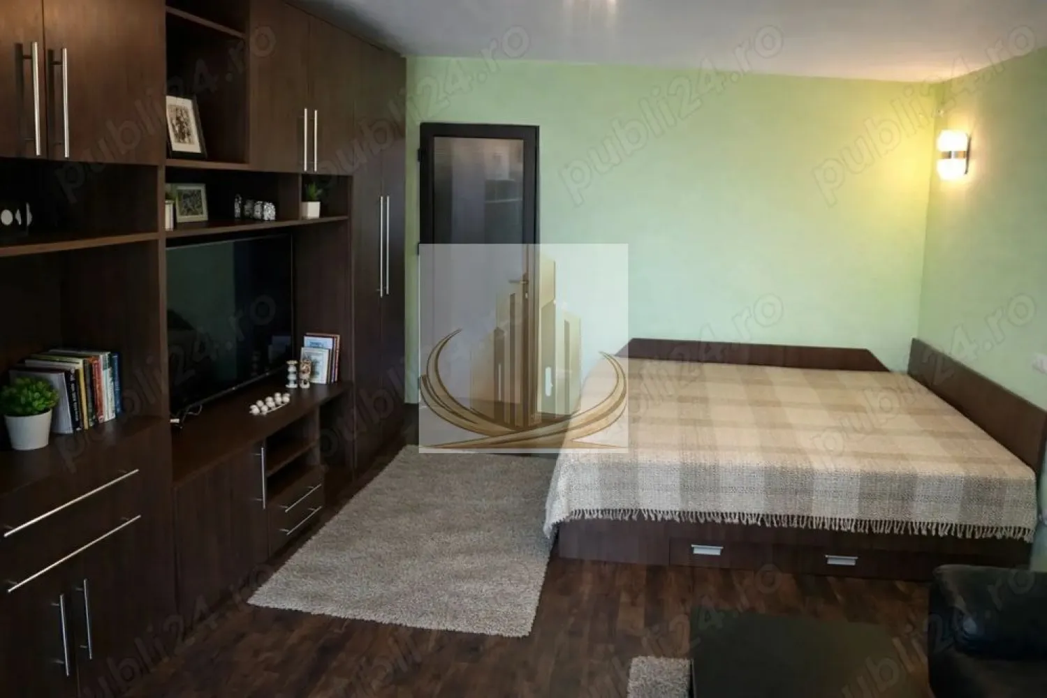1 Cameră | Renovat complet | zona Take– IPJ/ISHO | Ideal investitie - Grand Mobilis Imobiliare vă propune spre vânzare o garsonieră complet renovată, situată într-o zonă centrală de top, în imediata apropiere de IPJ și complexul rezidențial ISHO Timișoara.

Datorită poziției și amenajării, proprietatea este pregătită pentru utilizare imediată, fiind o alegere excelentă atât pentru locuit, cât și pentru investiție.

📐 Detalii proprietate:
Suprafață utilă: 31 mp (cu balcon inclus)
Etaj: 8 – liniște, lumină naturală și vedere deschisă
Balcon închis, integrat eficient în spațiul locuinței
🏢 Renovare completă & dotări:
Renovare integrală – fără investiții suplimentare
Instalații electrice și sanitare din cupru
Izolație exterioară – confort termic sporit
Tâmplărie PVC cu geam termopan
Finisaje moderne: parchet laminat, gresie, faianță
Mobilier realizat la comandă
Pat matrimonial (160x200) cu saltea memory foam
Canapea din piele
Bucătărie complet echipată
Aer condiționat cu WiFi
Mașină de spălat
Apometre cu citire radio
Țeavă de gaz pe hol – posibilitate montare centrală proprie

👉 Se vinde complet mobilată și utilată, ideală pentru mutare sau închiriere imediată.

📍 Locație – punctul cheie:
Zonă centrală, cu acces rapid către tot orașul
La câteva minute de Universitatea de Medicină
În imediata apropiere: magazine, restaurante, farmacii, bănci
Transport în comun chiar lângă bloc
Acces facil către toate punctele de interes
💼 De ce merită:

✔️ Ideală pentru un cuplu sau persoane singure
✔️ Perfectă pentru studenți (UMF)
✔️ Investiție sigură, cu cerere foarte mare la închiriere
✔️ Apartament „gata de bani” – fără costuri suplimentare
!
📞 Pentru detalii și vizionări, echipa Grand Mobilis Imobiliare vă stă la dispoziție!
ID Intern: CP3070363
