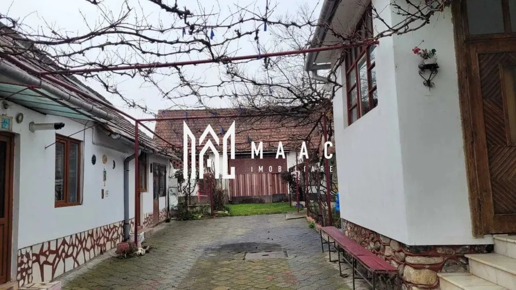 Casa Individuala I Acces Auto I Gradina I Rusi - Va propunem spre vanzare o casa individuala in localitatea Rusi. Proprietatea este compusa din 2 corpuri de cladire insumand: 6 camere, holuri, bucătărie si 2 bai. Aferent pe proprietate regasim: filigorie, magazie, sura, diferite anexe. Disponibil imediat. Se vinde complet mobilat si utilat. Incalzire: Centrala proprie. Facilitati: Acces rapid la mijloace de transport in comun, magazine, farmaci, restaurante si spati verzii. Pentru mai multe detalii precizati telefonic ca ati vazut anuntul cu ID: CP2496254 }}