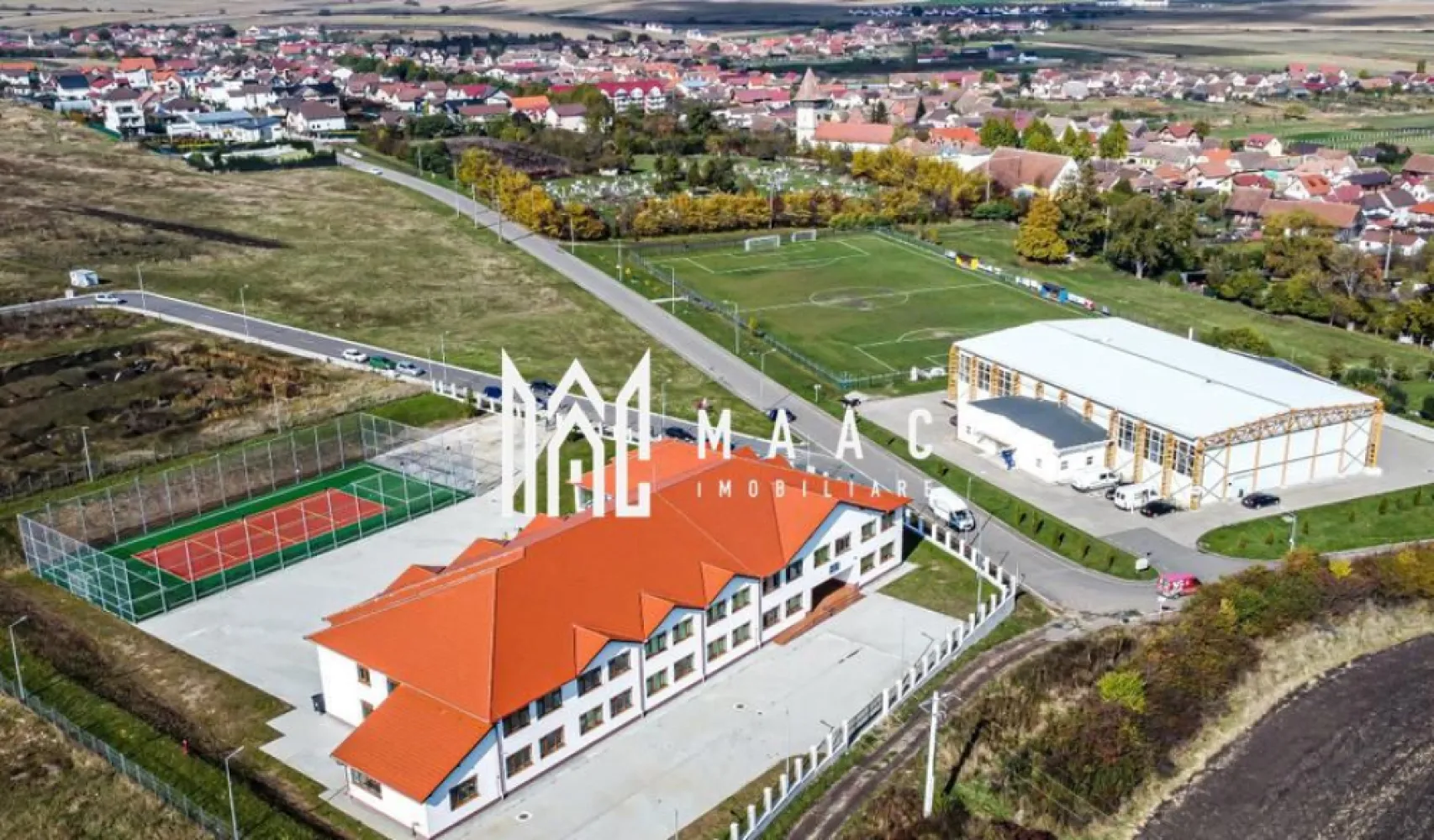 Parcele de tren de vânzare | 417-892 MP | Șura Mică - MAAC Imobiliare vă propune spre vânzare parcele de teren intravilane situate în Șura Mică, în cadrul unui proiect privat cu PUZ individual aprobat. 

Locația oferă oportunitatea ideală pentru construirea unei case , cu regim de înălțime permis: P / P+E / D+P+M.
Accesul se v-a face prin barieră la intrare.
Disponibilitatea loturilor este următoarea:

Loturi Premium: 
Parcela 10 (873 mp) și
Parcela 11 (892 mp), care includ grădini extinse pentru un plus de intimitate.

Loturi Standard: 
Suprafețe echilibrate, cuprinse între:
417 mp și 448 mp

Parcelă Specială:
470 mp, beneficiind de o deschidere generoasă la stradă de 19 ml.

Lot Individual: 
508 mp, poziționat strategic chiar la intrarea pe stradă.

Detalii tehnice și utilități:

Avize obținute pentru apă, canalizare și curent electric;
 
Instalarea rețelelor în teren este confirmată pentru vara anului 2026.

Proiectul include un spațiu comun dedicat exclusiv viitorilor proprietari.

Conectivitate și proximitate:

Educație: 3 minute cu mașina până la Școala Gimnazială și grădinița modernă din localitate.

Transport: 5 minute distanță până la intrarea pe autostradă.

Recreere: 6 minute până la stațiunea Ocna Sibiului.

Pentru informații suplimentare sau pentru a programa o vizionare la fața locului, vă rugăm să ne contactați menționând ID: CP3060876