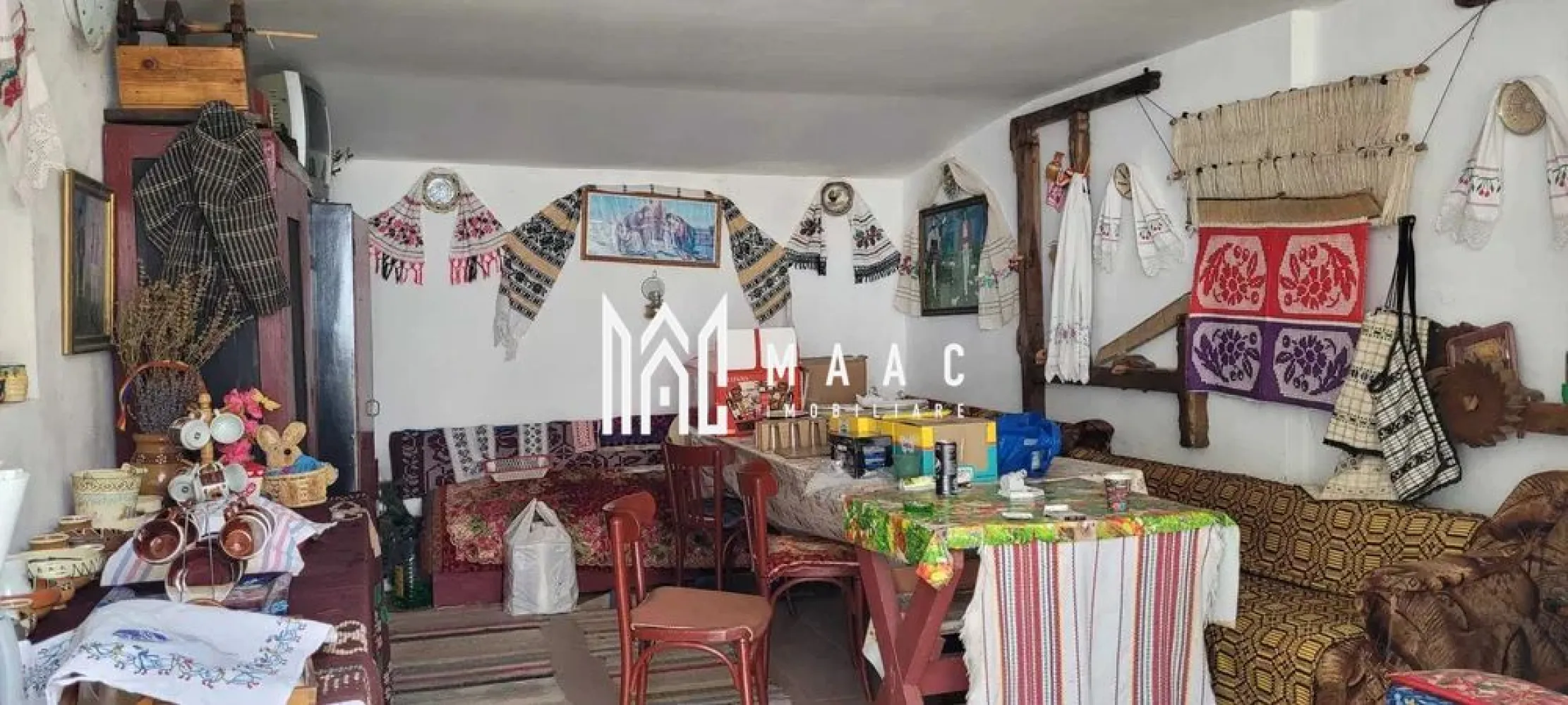 Casa Individuala I Acces Auto I Gradina I Rusi - Va propunem spre vanzare o casa individuala in localitatea Rusi. Proprietatea este compusa din 2 corpuri de cladire insumand: 6 camere, holuri, bucătărie si 2 bai. Aferent pe proprietate regasim: filigorie, magazie, sura, diferite anexe. Disponibil imediat. Se vinde complet mobilat si utilat. Incalzire: Centrala proprie. Facilitati: Acces rapid la mijloace de transport in comun, magazine, farmaci, restaurante si spati verzii. Pentru mai multe detalii precizati telefonic ca ati vazut anuntul cu ID: CP2496254 }}