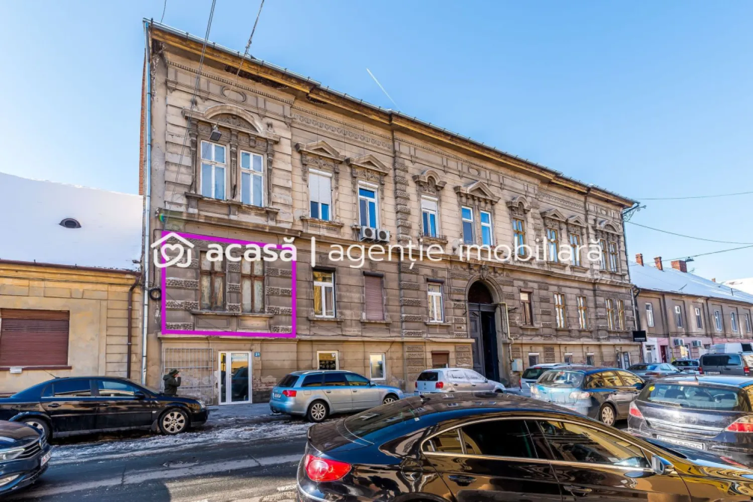 Apartament Ultracentral, str. Lucian Blaga, parter înalt - Preț: 80.000 EUR | Comision 0%
113 mp utili | Parter înalt

Vă prezint un apartament amplu, situat pe strada Lucian Blaga, într-o zonă ultracentrală cu acces rapid către principalele puncte de interes ale orașului. Proprietatea se află la parterul înalt al unui imobil solid, iar suprafața utilă de 113 mp permite configurarea unui spațiu adaptat atât locuirii, cât și activităților profesionale.

Interiorul este format din două camere, un living generos, antreu, baie și bucătărie. Spațiul necesită renovare completă, ceea ce oferă libertatea de a-l reamenaja integral, în funcție de stilul și nevoile viitorului proprietar. 

Camerele sunt mari, cu proporții specifice clădirilor istorice, iar holul central poate fi reorganizat pentru a eficientiza circulația sau pentru a crea zone suplimentare de depozitare.

Parterul înalt oferă un nivel bun de intimitate și siguranță, fără dezavantajele parterelor clasice.

Strada Lucian Blaga este cunoscută pentru poziționarea sa echilibrată: suficient de aproape de centrul orașului pentru a avea acces rapid la transport, magazine, școli și zone verzi, dar în același timp ferită de aglomerația arterelor principale.

Este o proprietate potrivită pentru cei care caută suprafețe mari, flexibilitate în amenajare și un amplasament central cu potențial pe termen lung.

📞 Pentru detalii sau programarea unei vizionări: Mihai Molnar – 0761 899 230 (telefon / WhatsApp)

💳 Dacă ai nevoie de finanțare, îți pot obține gratuit oferte de la 16 bănci.
🏡 Ai o proprietate de vânzare în Arad? Îți ofer o evaluare gratuită, fără obligații.

🏢 ACASĂ | Agenție imobiliară Arad
Bulevardul Decebal 2, Arad 310133