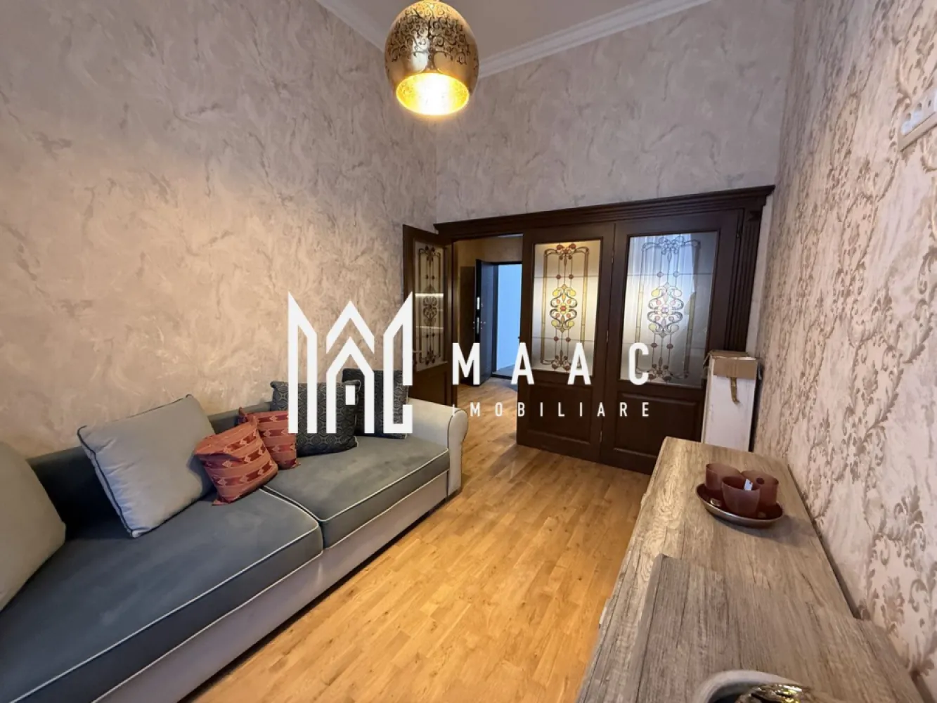 Apartament 2 camere | Etaj 1 | Renovat | Modern | Zona Garii - MAAC Imobiliare vă prezintă spre vânzare un apartament cu 2 camere, complet renovat în 2025 in zona Garii, Sibiu.

Caracteristici:
Suprafață utilă: 55 mp
Înălțime impresionantă a camerelor de aproximativ 3,80 m
Se vinde complet mobilat și utilat, exact ca în poze
Include pivniță pentru depozitare.

Compartimentare:
Hol și bucătărie
Living 
Dormitor
Baie.

Calitate construcție și izolații:
Pereți exteriori și despărțitori izolați cu vată minerală Knauf
Placare cu gips carton Rigips
Pereți interiori placați dublu pentru o izolare fonică superioară.

Dotări generale:
Ușă metalică 
Tâmplărie PVC Barrier, culoare nuc
Parchet triplu stratificat din stejar
Centrală termică Viessmann Vitodens 34 kW cu control WiFi
Încălzire în pardoseală Uponor, cu control individual pe fiecare cameră
Prize și întrerupătoare Schneider Unica.

Bucătărie și hol:
Mobilier MDF cu sisteme inox
Electrocasnice Bosch și Electrolux: plită inducție, cuptor, mașină de spălat vase, hotă
Combină frigorifică Bosch 366 L
TV Samsung Smart HD
Aer condiționat Gree 12000 BTU cu control WiFi
Posibilitate de transformare în open space prin ușă triplă din lemn de stejar cu vitralii.

Dormitor:
Pat matrimonial 180x200 cm cu saltea italiană LineaFlex
Dressing generos din MDF
Iluminat premium Kolarz Austria
Control al iluminatului din zona noptierei

Living:
Canapea extensibilă
Mobilier și decor atent alese
Acces flexibil către bucătărie
Iluminat ambiental.

Baie:
Duș tip jacuzzi
Mașină de spălat și uscător Bosch
Uscător profesional Valera
Sistem WC încastrat Geberit
Ventilație controlabilă și iluminat încastrat.

Avantaje:
Apartament renovat complet
Design elegant, cu atenție la detalii
Spații înalte, luminoase și aerisite
Ideal pentru locuință proprie sau investiție.

Pentru mai multe detalii precizati telefonic ca ati vazut anuntul cu ID: CP3064743