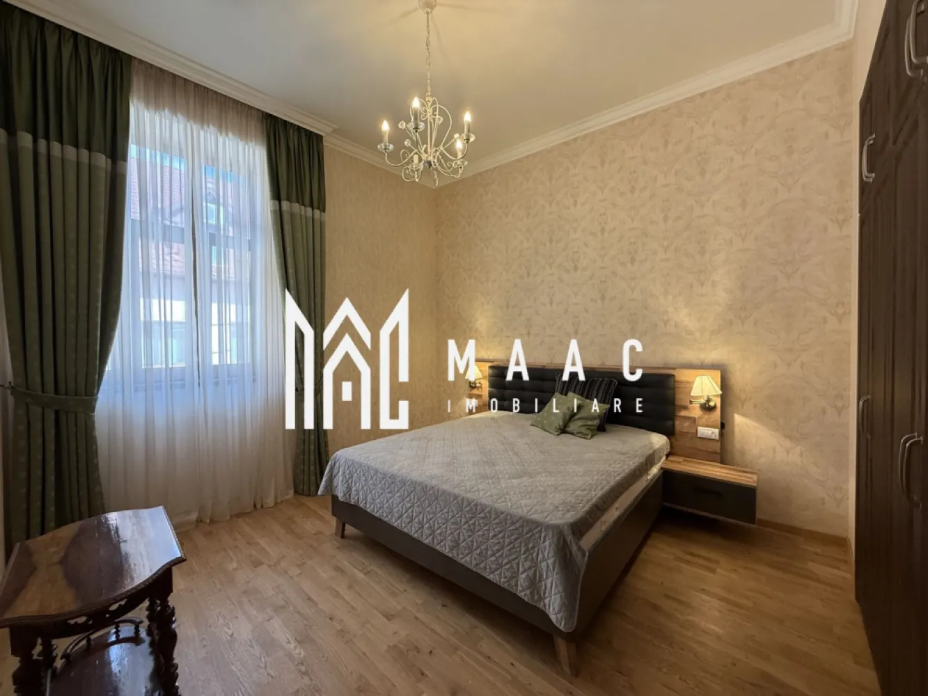 Apartament 2 camere | Etaj 1 | Renovat | Modern | Zona Garii - MAAC Imobiliare vă prezintă spre vânzare un apartament cu 2 camere, complet renovat în 2025 in zona Garii, Sibiu.

Caracteristici:
Suprafață utilă: 55 mp
Înălțime impresionantă a camerelor de aproximativ 3,80 m
Se vinde complet mobilat și utilat, exact ca în poze
Include pivniță pentru depozitare.

Compartimentare:
Hol și bucătărie
Living 
Dormitor
Baie.

Calitate construcție și izolații:
Pereți exteriori și despărțitori izolați cu vată minerală Knauf
Placare cu gips carton Rigips
Pereți interiori placați dublu pentru o izolare fonică superioară.

Dotări generale:
Ușă metalică 
Tâmplărie PVC Barrier, culoare nuc
Parchet triplu stratificat din stejar
Centrală termică Viessmann Vitodens 34 kW cu control WiFi
Încălzire în pardoseală Uponor, cu control individual pe fiecare cameră
Prize și întrerupătoare Schneider Unica.

Bucătărie și hol:
Mobilier MDF cu sisteme inox
Electrocasnice Bosch și Electrolux: plită inducție, cuptor, mașină de spălat vase, hotă
Combină frigorifică Bosch 366 L
TV Samsung Smart HD
Aer condiționat Gree 12000 BTU cu control WiFi
Posibilitate de transformare în open space prin ușă triplă din lemn de stejar cu vitralii.

Dormitor:
Pat matrimonial 180x200 cm cu saltea italiană LineaFlex
Dressing generos din MDF
Iluminat premium Kolarz Austria
Control al iluminatului din zona noptierei

Living:
Canapea extensibilă
Mobilier și decor atent alese
Acces flexibil către bucătărie
Iluminat ambiental.

Baie:
Duș tip jacuzzi
Mașină de spălat și uscător Bosch
Uscător profesional Valera
Sistem WC încastrat Geberit
Ventilație controlabilă și iluminat încastrat.

Avantaje:
Apartament renovat complet
Design elegant, cu atenție la detalii
Spații înalte, luminoase și aerisite
Ideal pentru locuință proprie sau investiție.

Pentru mai multe detalii precizati telefonic ca ati vazut anuntul cu ID: CP3064743