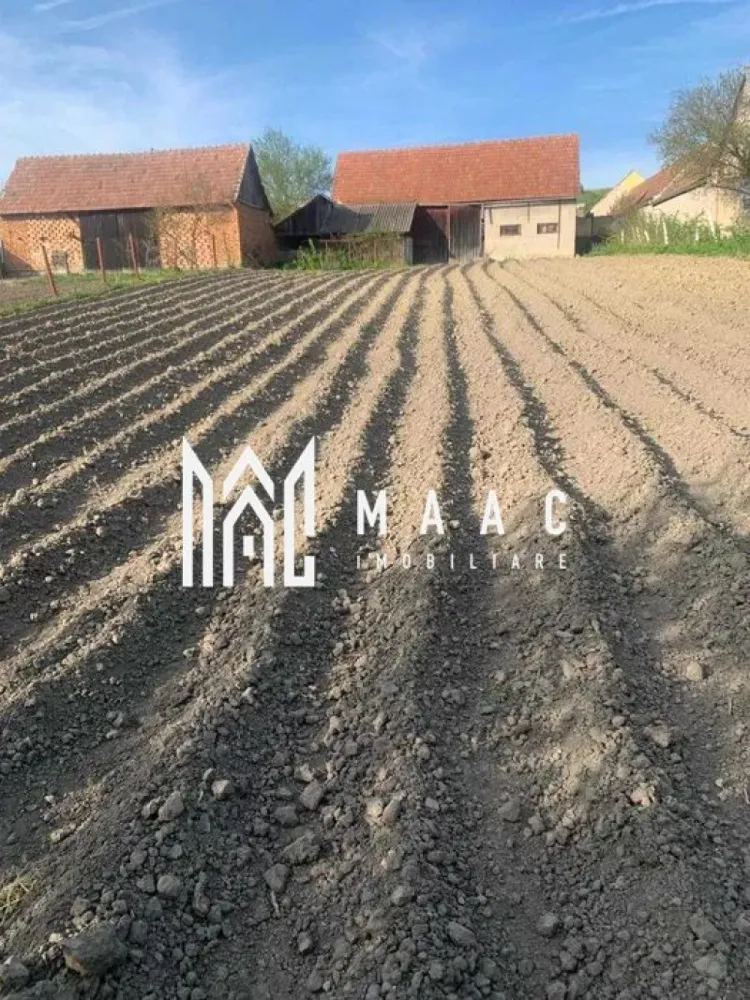 Casa Individuala I Acces Auto I Gradina I Rusi - Va propunem spre vanzare o casa individuala in localitatea Rusi. Proprietatea este compusa din 2 corpuri de cladire insumand: 6 camere, holuri, bucătărie si 2 bai. Aferent pe proprietate regasim: filigorie, magazie, sura, diferite anexe. Disponibil imediat. Se vinde complet mobilat si utilat. Incalzire: Centrala proprie. Facilitati: Acces rapid la mijloace de transport in comun, magazine, farmaci, restaurante si spati verzii. Pentru mai multe detalii precizati telefonic ca ati vazut anuntul cu ID: CP2496254 }}