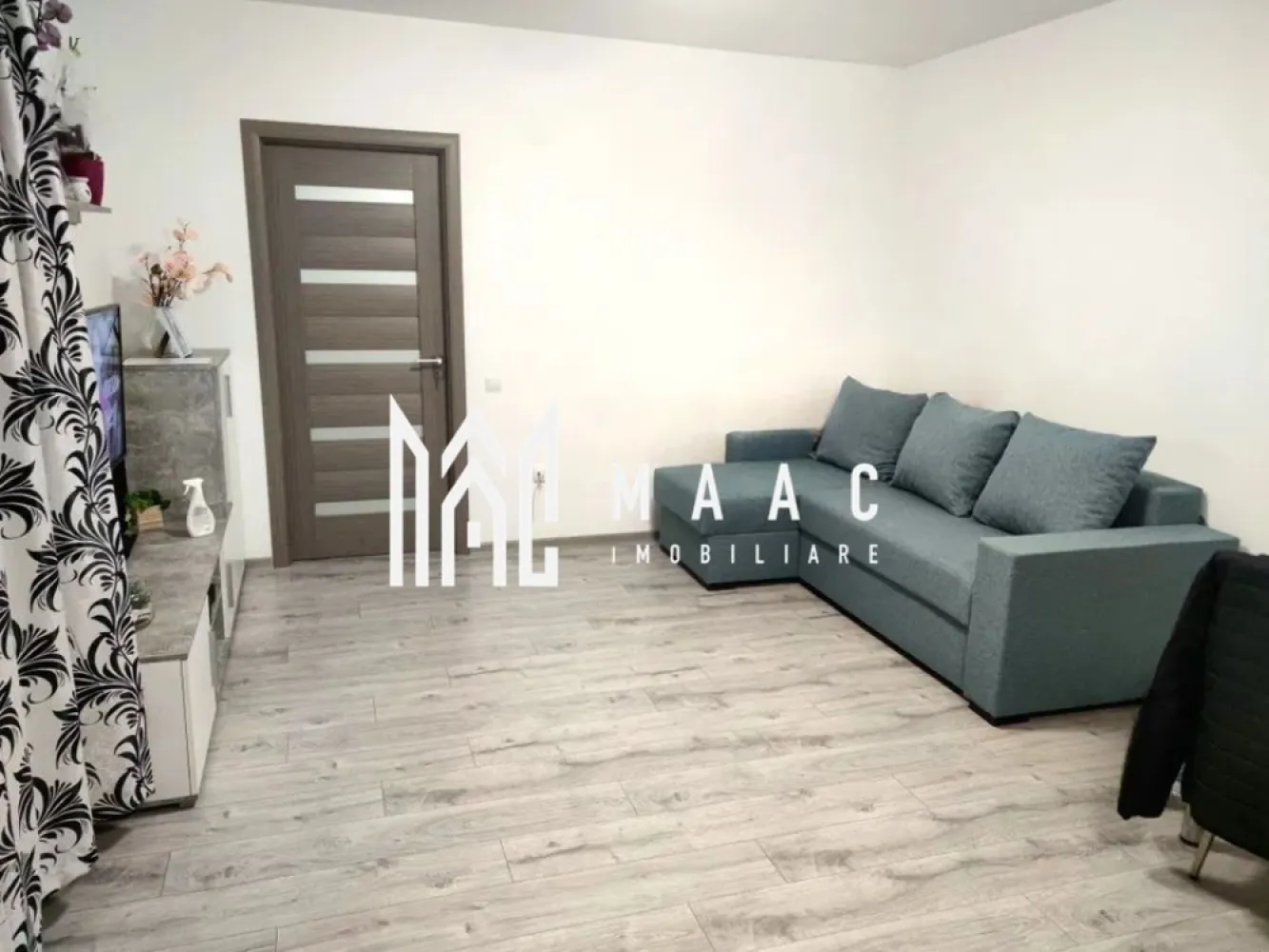 Apartament 2 camere cu terasă 23 mp I pod I parcare I Cartierul Arhitecților - Apartament spațios cu terasă generoasă și pod – Cartierul Arhitecților, Sibiu MAAC Imobiliare propune spre vânzare un apartament modern și bine compartimentat, situat în Cartierul Arhitecților, într-o zonă liniștită, dar excelent conectată la facilități esențiale. Suprafață utilă: 56,5 mp Terasă: 22,7 mp Cota parte pod (aprox. 68 mp) – trecută în CF 1 loc de parcare inclus în preț Compartimentare inteligentă: Living generos: 26 mp Dormitor spațios: 15,30 mp Bucătărie separată: 8,45 mp Baie: 5 mp Dressing: 1,8 mp Terasă ideală pentru relaxare: 22,7 mp Acces la pod înscris în CF – perfect pentru depozitare Apartamentul este situat într-un imobil bine întreținut, in Cartierul Arhitectilor, iar în apropiere se află: Lidl, Kaufland și stație de autobuz – toate la max. 5 minute de mers pe jos Locație excelentă pentru familii, cupluri sau investiție – acces rapid spre oraș, într-o comunitate rezidențială în continuă dezvoltare. Pentru mai multe detalii specificati ca ati vazut anuntul cu ID: CP2497597 }}