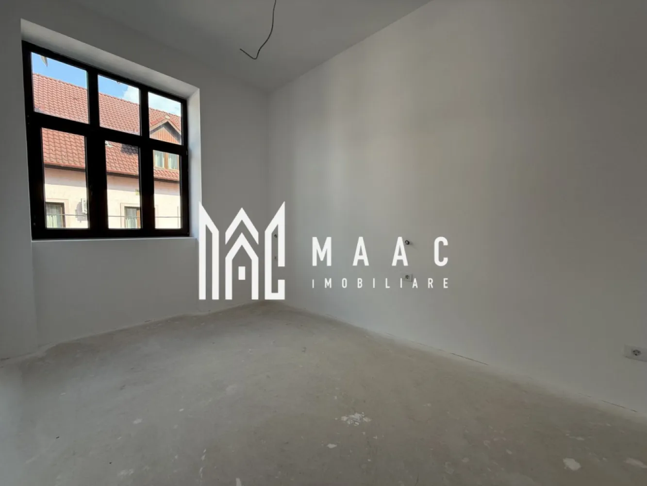 Apartament 3 camere Renovat | Modern | Etaj 1 | Zona Garii - MAAC Imobiliare vă prezintă un apartament cu 3 camere, complet renovat în perioada 2025–2026 in zona Garii.

Locuința are o suprafață utilă de 65 mp și beneficiază de o compartimentare inteligentă, spații generoase și o înălțime impresionantă de aproximativ 3,80 m, oferind senzația de volum și luminozitate.

Apartamentul se vinde la stadiul de alb, oferind posibilitatea personalizării după propriul stil.

Compartimentare:
Hol de acces
Living open space cu bucătăria
2 dormitoare, fiecare cu baie proprie
Toaletă de serviciu
Spațiu tehnic pentru mașină de spălat și uscător
Pivniță inclusă pentru depozitare.

Construcție și finisaje:
Pereți exteriori și interiori izolați cu vată minerală Knauf
Placări cu gips-carton Rigips
Pereți despărțitori dublați pentru o izolare fonică superioară
Pereți vopsiți cu lavabilă de înaltă rezistență.

Dotări:
Ușă metalică cu închidere multipunct
Tâmplărie PVC Barrier
Parchet triplu stratificat din stejar în toate camerele
Centrală termică Viessmann Vitodens Boka 25 kW
Încălzire în pardoseală Uponor cu control WiFi pe zone și termostat în fiecare cameră.

Alte beneficii:
Instalații electrice, sanitare și termice complet refăcute
Traseu pregătit pentru aer condiționat, pentru un confort optim în orice sezon
Spații bine gândite, ideale pentru o familie.

Pentru mai multe detalii precizati telefonic ca ati vazut anuntul cu ID: CP3064745