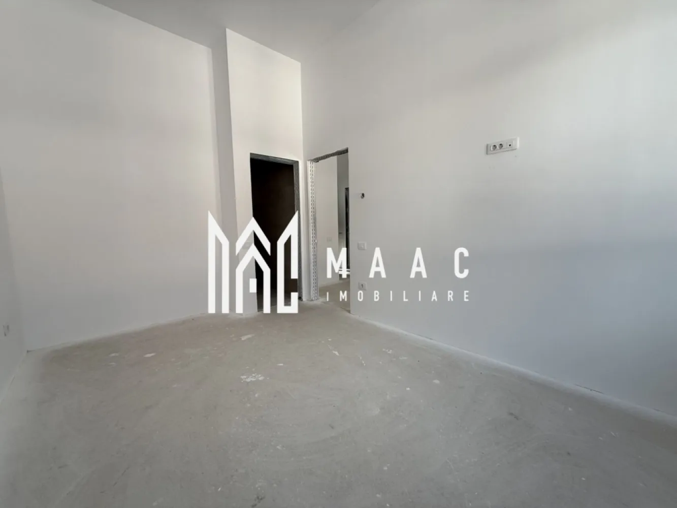 Apartament 3 camere Renovat | Modern | Etaj 1 | Zona Garii - MAAC Imobiliare vă prezintă un apartament cu 3 camere, complet renovat în perioada 2025–2026 in zona Garii.

Locuința are o suprafață utilă de 65 mp și beneficiază de o compartimentare inteligentă, spații generoase și o înălțime impresionantă de aproximativ 3,80 m, oferind senzația de volum și luminozitate.

Apartamentul se vinde la stadiul de alb, oferind posibilitatea personalizării după propriul stil.

Compartimentare:
Hol de acces
Living open space cu bucătăria
2 dormitoare, fiecare cu baie proprie
Toaletă de serviciu
Spațiu tehnic pentru mașină de spălat și uscător
Pivniță inclusă pentru depozitare.

Construcție și finisaje:
Pereți exteriori și interiori izolați cu vată minerală Knauf
Placări cu gips-carton Rigips
Pereți despărțitori dublați pentru o izolare fonică superioară
Pereți vopsiți cu lavabilă de înaltă rezistență.

Dotări:
Ușă metalică cu închidere multipunct
Tâmplărie PVC Barrier
Parchet triplu stratificat din stejar în toate camerele
Centrală termică Viessmann Vitodens Boka 25 kW
Încălzire în pardoseală Uponor cu control WiFi pe zone și termostat în fiecare cameră.

Alte beneficii:
Instalații electrice, sanitare și termice complet refăcute
Traseu pregătit pentru aer condiționat, pentru un confort optim în orice sezon
Spații bine gândite, ideale pentru o familie.

Pentru mai multe detalii precizati telefonic ca ati vazut anuntul cu ID: CP3064745