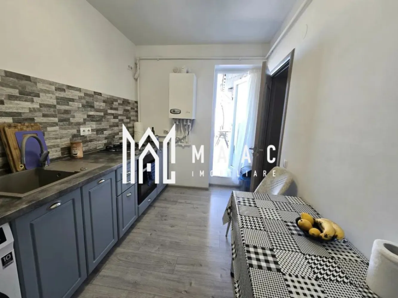 Apartament 2 camere cu terasă 23 mp I pod I parcare I Cartierul Arhitecților - Apartament spațios cu terasă generoasă și pod – Cartierul Arhitecților, Sibiu MAAC Imobiliare propune spre vânzare un apartament modern și bine compartimentat, situat în Cartierul Arhitecților, într-o zonă liniștită, dar excelent conectată la facilități esențiale. Suprafață utilă: 56,5 mp Terasă: 22,7 mp Cota parte pod (aprox. 68 mp) – trecută în CF 1 loc de parcare inclus în preț Compartimentare inteligentă: Living generos: 26 mp Dormitor spațios: 15,30 mp Bucătărie separată: 8,45 mp Baie: 5 mp Dressing: 1,8 mp Terasă ideală pentru relaxare: 22,7 mp Acces la pod înscris în CF – perfect pentru depozitare Apartamentul este situat într-un imobil bine întreținut, in Cartierul Arhitectilor, iar în apropiere se află: Lidl, Kaufland și stație de autobuz – toate la max. 5 minute de mers pe jos Locație excelentă pentru familii, cupluri sau investiție – acces rapid spre oraș, într-o comunitate rezidențială în continuă dezvoltare. Pentru mai multe detalii specificati ca ati vazut anuntul cu ID: CP2497597 }}