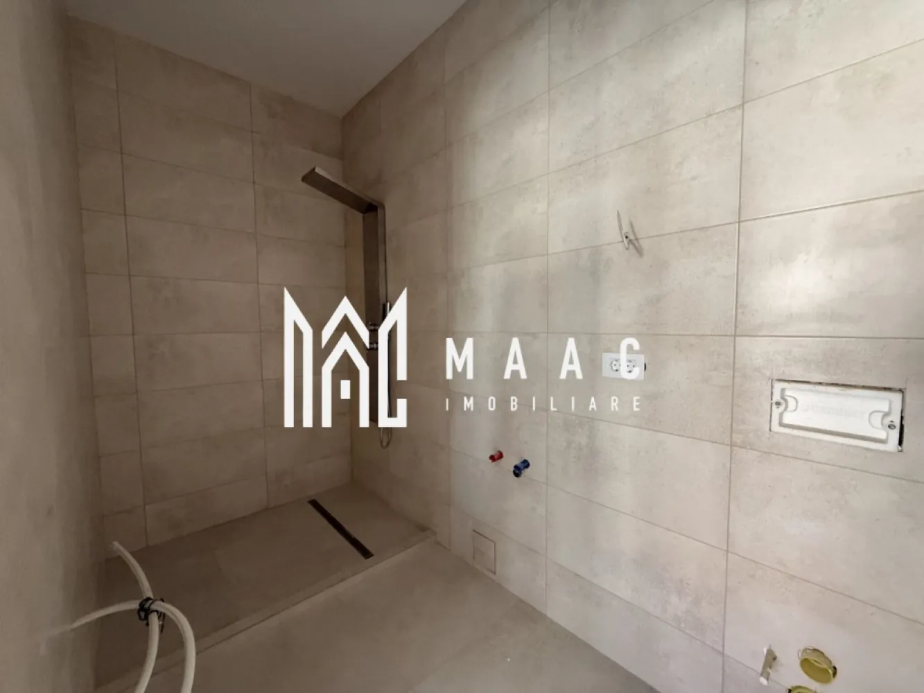 Apartament 3 camere Renovat | Modern | Etaj 1 | Zona Garii - MAAC Imobiliare vă prezintă un apartament cu 3 camere, complet renovat în perioada 2025–2026 in zona Garii.

Locuința are o suprafață utilă de 65 mp și beneficiază de o compartimentare inteligentă, spații generoase și o înălțime impresionantă de aproximativ 3,80 m, oferind senzația de volum și luminozitate.

Apartamentul se vinde la stadiul de alb, oferind posibilitatea personalizării după propriul stil.

Compartimentare:
Hol de acces
Living open space cu bucătăria
2 dormitoare, fiecare cu baie proprie
Toaletă de serviciu
Spațiu tehnic pentru mașină de spălat și uscător
Pivniță inclusă pentru depozitare.

Construcție și finisaje:
Pereți exteriori și interiori izolați cu vată minerală Knauf
Placări cu gips-carton Rigips
Pereți despărțitori dublați pentru o izolare fonică superioară
Pereți vopsiți cu lavabilă de înaltă rezistență.

Dotări:
Ușă metalică cu închidere multipunct
Tâmplărie PVC Barrier
Parchet triplu stratificat din stejar în toate camerele
Centrală termică Viessmann Vitodens Boka 25 kW
Încălzire în pardoseală Uponor cu control WiFi pe zone și termostat în fiecare cameră.

Alte beneficii:
Instalații electrice, sanitare și termice complet refăcute
Traseu pregătit pentru aer condiționat, pentru un confort optim în orice sezon
Spații bine gândite, ideale pentru o familie.

Pentru mai multe detalii precizati telefonic ca ati vazut anuntul cu ID: CP3064745