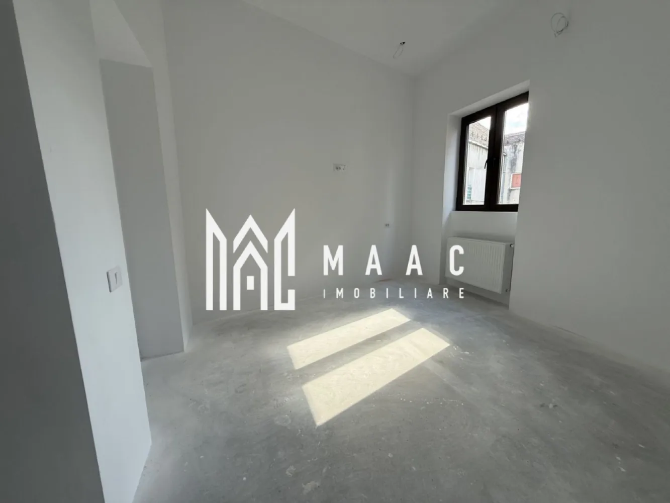 Garsoniera | Etaj 1 | Renovata | La alb | Zona Garii - MAAC Imobiliare vă prezintă o garsonieră complet renovată în perioada 2025–2026, ideală atât pentru locuință personală, cât și pentru investiție.

Locuința este eficient compartimentată și oferă un ambient luminos și plăcut, fiind compusă din:
Hol de acces
Bucătărie
Cameră de zi cu funcție de dormitor
Baie
Pivniță pentru depozitare.

Suprafața utilă este de 35 mp.

Proprietatea se predă la stadiul de alb, oferind posibilitatea personalizării după preferințele viitorului proprietar.

Finisaje și dotări:
Ușă metalică de acces cu închidere multipunct
Tâmplărie PVC cu geam termopan, culoare nuc
Centrală termică Viessmann în condensare, control WiFi
Radiatoare de perete Purmo
Parchet triplu stratificat din stejar
Uși interioare din lemn furniruit nuc, cu toc și pervazuri reglabile
Baie complet echipată cu cadă acrilică, mobilier și sistem WC încastrat Geberit
Prize și întrerupătoare Schneider, model Unica.

Alte beneficii:
Pereți și tavane finisate cu vopsea albă ultra lavabilă, rezistentă la murdărire
Instalații electrice, sanitare și termice complet noi
Pregătire pentru mașină de spălat rufe și uscător.

Pentru mai multe detalii precizati telefonic ca ati vazut anuntul cu ID: CP3064746