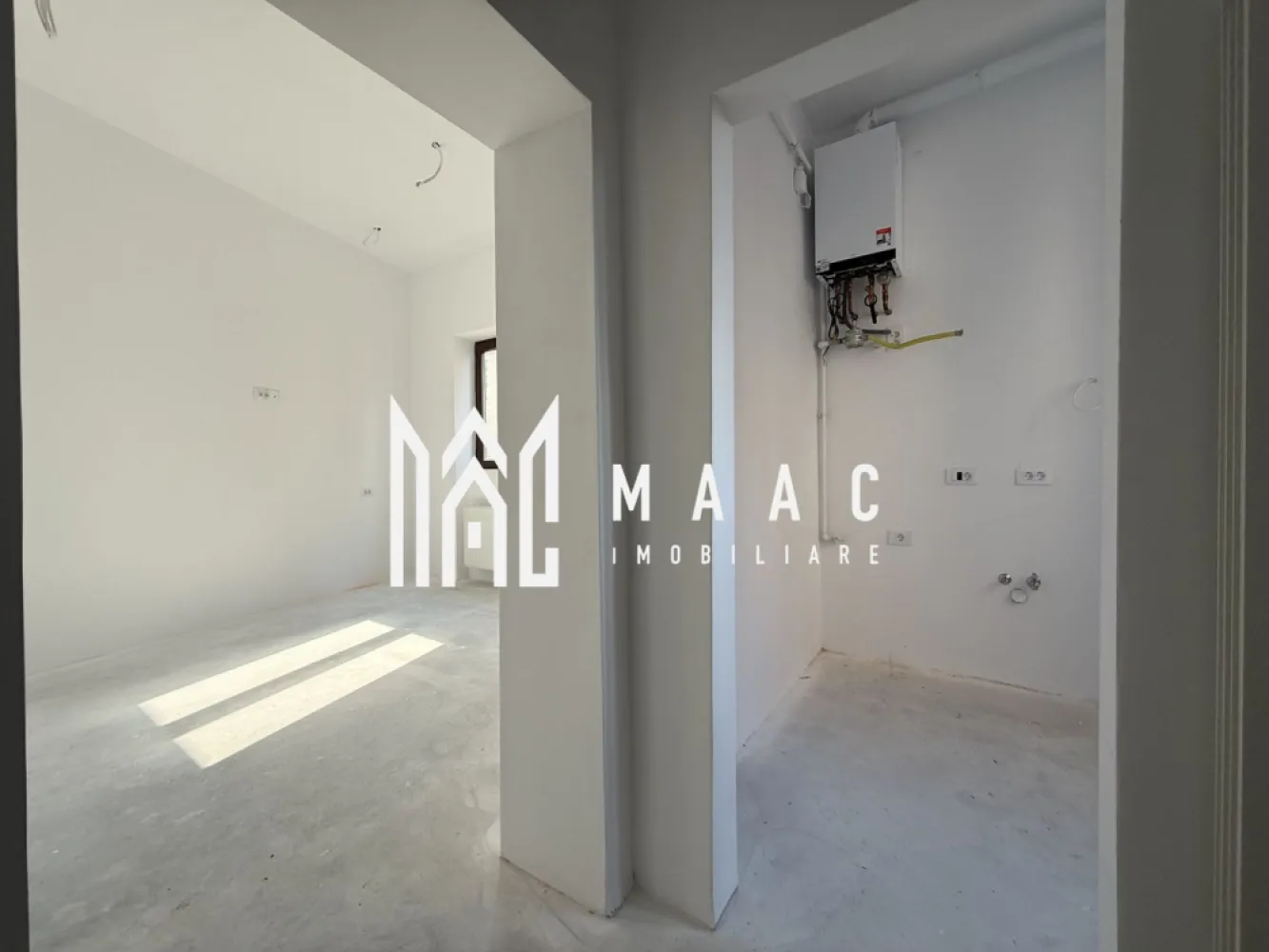 Garsoniera | Etaj 1 | Renovata | La alb | Zona Garii - MAAC Imobiliare vă prezintă o garsonieră complet renovată în perioada 2025–2026, ideală atât pentru locuință personală, cât și pentru investiție.

Locuința este eficient compartimentată și oferă un ambient luminos și plăcut, fiind compusă din:
Hol de acces
Bucătărie
Cameră de zi cu funcție de dormitor
Baie
Pivniță pentru depozitare.

Suprafața utilă este de 35 mp.

Proprietatea se predă la stadiul de alb, oferind posibilitatea personalizării după preferințele viitorului proprietar.

Finisaje și dotări:
Ușă metalică de acces cu închidere multipunct
Tâmplărie PVC cu geam termopan, culoare nuc
Centrală termică Viessmann în condensare, control WiFi
Radiatoare de perete Purmo
Parchet triplu stratificat din stejar
Uși interioare din lemn furniruit nuc, cu toc și pervazuri reglabile
Baie complet echipată cu cadă acrilică, mobilier și sistem WC încastrat Geberit
Prize și întrerupătoare Schneider, model Unica.

Alte beneficii:
Pereți și tavane finisate cu vopsea albă ultra lavabilă, rezistentă la murdărire
Instalații electrice, sanitare și termice complet noi
Pregătire pentru mașină de spălat rufe și uscător.

Pentru mai multe detalii precizati telefonic ca ati vazut anuntul cu ID: CP3064746