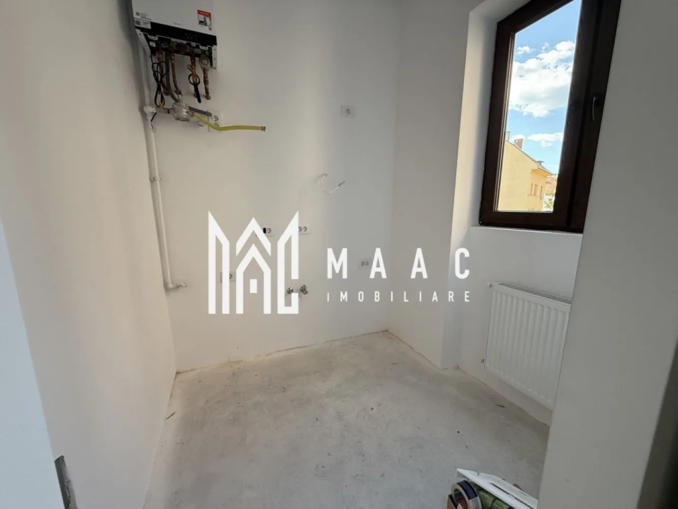 Garsoniera | Etaj 1 | Renovata | La alb | Zona Garii - MAAC Imobiliare vă prezintă o garsonieră complet renovată în perioada 2025–2026, ideală atât pentru locuință personală, cât și pentru investiție.

Locuința este eficient compartimentată și oferă un ambient luminos și plăcut, fiind compusă din:
Hol de acces
Bucătărie
Cameră de zi cu funcție de dormitor
Baie
Pivniță pentru depozitare.

Suprafața utilă este de 35 mp.

Proprietatea se predă la stadiul de alb, oferind posibilitatea personalizării după preferințele viitorului proprietar.

Finisaje și dotări:
Ușă metalică de acces cu închidere multipunct
Tâmplărie PVC cu geam termopan, culoare nuc
Centrală termică Viessmann în condensare, control WiFi
Radiatoare de perete Purmo
Parchet triplu stratificat din stejar
Uși interioare din lemn furniruit nuc, cu toc și pervazuri reglabile
Baie complet echipată cu cadă acrilică, mobilier și sistem WC încastrat Geberit
Prize și întrerupătoare Schneider, model Unica.

Alte beneficii:
Pereți și tavane finisate cu vopsea albă ultra lavabilă, rezistentă la murdărire
Instalații electrice, sanitare și termice complet noi
Pregătire pentru mașină de spălat rufe și uscător.

Pentru mai multe detalii precizati telefonic ca ati vazut anuntul cu ID: CP3064746