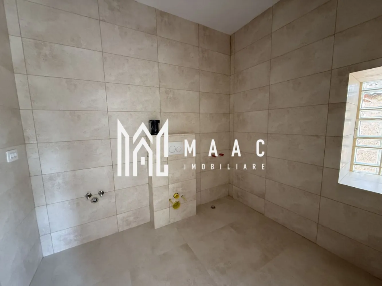 Garsoniera | Etaj 1 | Renovata | La alb | Zona Garii - MAAC Imobiliare vă prezintă o garsonieră complet renovată în perioada 2025–2026, ideală atât pentru locuință personală, cât și pentru investiție.

Locuința este eficient compartimentată și oferă un ambient luminos și plăcut, fiind compusă din:
Hol de acces
Bucătărie
Cameră de zi cu funcție de dormitor
Baie
Pivniță pentru depozitare.

Suprafața utilă este de 35 mp.

Proprietatea se predă la stadiul de alb, oferind posibilitatea personalizării după preferințele viitorului proprietar.

Finisaje și dotări:
Ușă metalică de acces cu închidere multipunct
Tâmplărie PVC cu geam termopan, culoare nuc
Centrală termică Viessmann în condensare, control WiFi
Radiatoare de perete Purmo
Parchet triplu stratificat din stejar
Uși interioare din lemn furniruit nuc, cu toc și pervazuri reglabile
Baie complet echipată cu cadă acrilică, mobilier și sistem WC încastrat Geberit
Prize și întrerupătoare Schneider, model Unica.

Alte beneficii:
Pereți și tavane finisate cu vopsea albă ultra lavabilă, rezistentă la murdărire
Instalații electrice, sanitare și termice complet noi
Pregătire pentru mașină de spălat rufe și uscător.

Pentru mai multe detalii precizati telefonic ca ati vazut anuntul cu ID: CP3064746