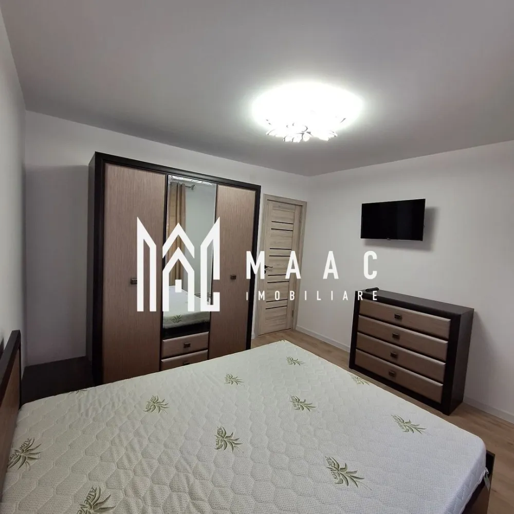 Apartament 3 camere | 75 MPU | Strand - MAAC Imobiliare vă propune spre închiriere un apartament cu 3 camere decomandate, situat la parter, amplasat într-o zonă excelentă, ideal pentru familii, tineri sau studenți care își doresc confort, accesibilitate și intimitate. Locuința oferă o compartimentare practică, fiecare cameră având acces separat din hol, fiind pregătită pentru un stil de viață funcțional și echilibrat.

Proprietatea se remarcă prin poziționarea avantajoasă, accesul facil și proximitatea față de principalele puncte de interes ale orașului.
Compartimentare:
-living spațios și luminos
-2 dormitoare
-bucătărie separată
-baie
-hol generos

Dotări și avantaje:
-apartament decomandat
-situat la parter – acces facil
-compartimentare practică, cu acces separat în fiecare cameră
-ideal pentru familii, persoane în vârstă sau studenți
-zonă liniștită și bine dezvoltată
-în imediata apropiere de școli, grădinițe, magazine și biserică
-acces rapid către mijloacele de transport în comun
-poziționare excelentă – vis-a-vis de Școala Nr. 1 din Ștrand

Localizare:
Sibiu, zona Ștrand, într-o locație foarte bine conectată la facilitățile orașului

Condiții de închiriere:
-garanție: echivalentul unei chirii lunare
-disponibilitate: imediată

Pentru mai multe detalii sau pentru programarea unei vizionări, vă rugăm să ne contactați specificând ID: CP3068591