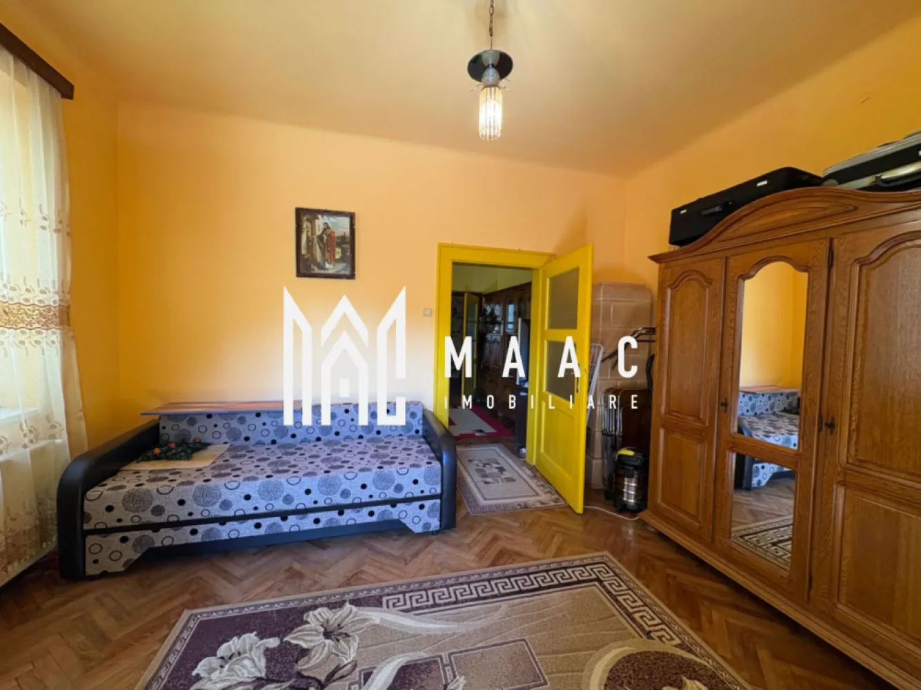 Apartament 2 camere I La casa I Parcare I Zona Piata Cibin - MAAC imobiliare va propune spre vanzare un apartament la casă de închiriat, situat în zona Piața Cibin, pe o stradă liniștită, ferită de aglomerație, ideal pentru cei care caută confort și intimitate aproape de centrul orașului.

Locuința are o suprafață de 57 mp și este compartimentată în 2 camere spațioase, bucătărie separată și baie cu geam pentru aerisire naturală. Apartamentul este mobilat și utilat decent, oferind tot ce este necesar pentru un trai confortabil.

Beneficiază de parcare în curte, un avantaj important în zonă, precum și de pivniță pentru depozitare suplimentară.

Ideal pentru un cuplu sau o persoană care își dorește liniște, dar și acces rapid către punctele de interes din oraș

Pentru mai multe detalii precizati ca ati vazut anuntul cu ID CP3068831