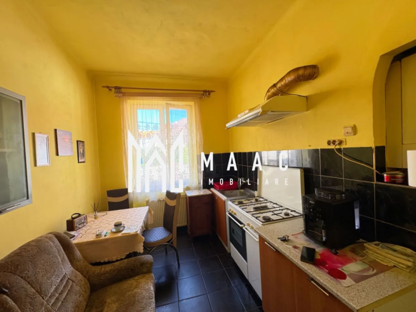 Apartament 2 camere I La casa I Parcare I Zona Piata Cibin - MAAC imobiliare va propune spre vanzare un apartament la casă de închiriat, situat în zona Piața Cibin, pe o stradă liniștită, ferită de aglomerație, ideal pentru cei care caută confort și intimitate aproape de centrul orașului.

Locuința are o suprafață de 57 mp și este compartimentată în 2 camere spațioase, bucătărie separată și baie cu geam pentru aerisire naturală. Apartamentul este mobilat și utilat decent, oferind tot ce este necesar pentru un trai confortabil.

Beneficiază de parcare în curte, un avantaj important în zonă, precum și de pivniță pentru depozitare suplimentară.

Ideal pentru un cuplu sau o persoană care își dorește liniște, dar și acces rapid către punctele de interes din oraș

Pentru mai multe detalii precizati ca ati vazut anuntul cu ID CP3068831