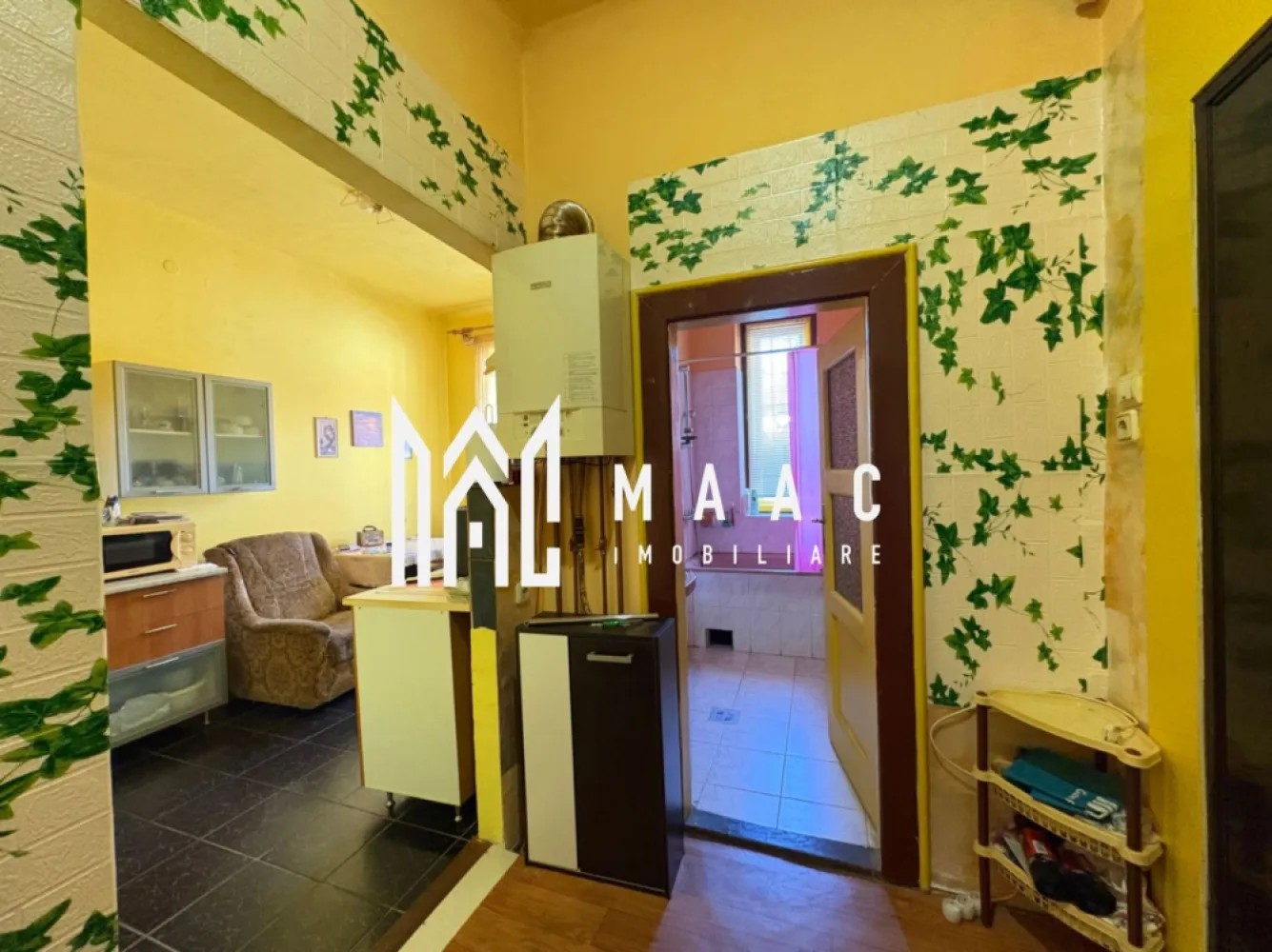 Apartament 2 camere I La casa I Parcare I Zona Piata Cibin - MAAC imobiliare va propune spre vanzare un apartament la casă de închiriat, situat în zona Piața Cibin, pe o stradă liniștită, ferită de aglomerație, ideal pentru cei care caută confort și intimitate aproape de centrul orașului.

Locuința are o suprafață de 57 mp și este compartimentată în 2 camere spațioase, bucătărie separată și baie cu geam pentru aerisire naturală. Apartamentul este mobilat și utilat decent, oferind tot ce este necesar pentru un trai confortabil.

Beneficiază de parcare în curte, un avantaj important în zonă, precum și de pivniță pentru depozitare suplimentară.

Ideal pentru un cuplu sau o persoană care își dorește liniște, dar și acces rapid către punctele de interes din oraș

Pentru mai multe detalii precizati ca ati vazut anuntul cu ID CP3068831