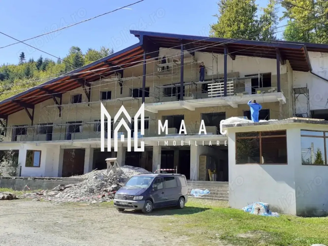 Pensiune 33 camere | 1500 MPU | Cârțișoara - MAAC Imobiliare vă propune spre vânzare o oportunitate rară de investiție în inima Munților Făgăraș!

Situată în pitoreasca Vale a Cârțișoarei, la doar câteva minute de spectaculosul Lac Bâlea și celebrul Transfăgărășan, această proprietate oferă cadrul ideal pentru dezvoltarea unui business turistic de succes, într-una dintre cele mai vizitate zone montane din România.

Localizare: Cârțișoara– zona Bâlea Cascadă – Vama Cucului Glăjărie
Suprafață teren: 1.536 mp
Suprafață construită la sol: 680 mp
Suprafață utilă desfășurată: 1.500 mp
Regim de înălțime: P + 2 Etaje

Clădirea este proiectată pentru multiple destinații: hotel, restaurant, bar, clinică sau bază de tratament, fiind ideală atât pentru turism, cât și pentru servicii medicale sau wellness.

 Compartimentare inteligentă:

-Parter:

Restaurant generos (capacitate 250 persoane)
Sală de conferințe
Bar
Bucătărie complet echipată + bloc alimentar
Camere frigorifice
Spații tehnice
Grupuri sanitare

-Etaj 1:

16 camere cu baie proprie și balcon

-Etaj 2:

12 camere cu baie proprie (6 cu balcon)
Total: 23 camere + 5 apartamente (2 camere + baie fiecare)

 Utilități și dotări:

-Energie electrică de mare putere
-Apă și canalizare
-Tâmplărie termopan (5 camere) cu sticlă triplă
-Clădire intabulată în 2024
-Documentație cadastrală completă (teren + construcție)

Proiectul este inspirat din arhitectura montană autentică, îmbinând armonios estetica tradițională cu funcționalitatea modernă — un concept perfect pentru turiștii care caută relaxare, natură și confort.

Poziționarea excelentă, în proximitatea atracțiilor majore precum Lacul Bâlea, Cascada Bâlea și traseele montane din Făgăraș, transformă această proprietate într-o investiție sigură și profitabilă pe termen lung.

Pentru mai multe detalii și vizionări, vă rugăm să menționați ID : CP3069052