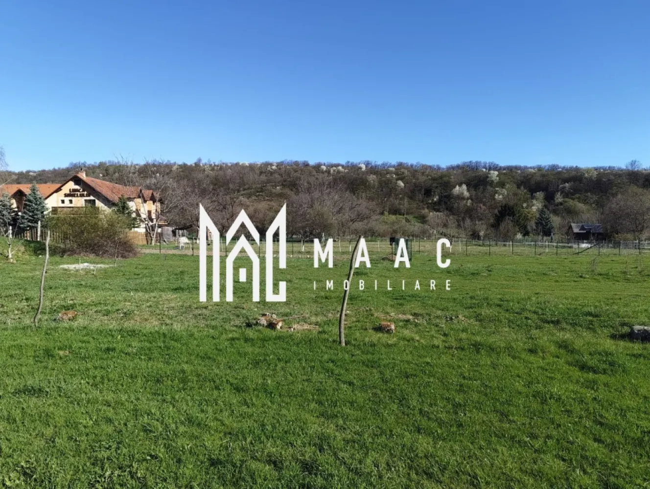 Teren | Intravilan | 550 MP | Sibiel - MAAC Imobiliare vă propune spre vânzare un teren intravilan în suprafață de 550 mp, situat la intrarea în localitatea Sibiel, într-o zonă apreciată pentru liniște, peisaje autentice și acces facil.

Proprietatea beneficiază de o poziționare excelentă, fiind amplasată chiar la intrarea în sat, ceea ce oferă atât vizibilitate, cât și acces rapid către principalele căi de circulație. Zona este recunoscută pentru farmecul său tradițional, aerul curat și priveliștile deosebite către împrejurimile montane, fiind ideală atât pentru construcția unei locuințe de vacanță, cât și pentru investiție turistică.

Un avantaj important îl reprezintă faptul că utilitățile sunt disponibile la drum, facilitând racordarea rapidă și reducând semnificativ costurile pentru viitoarea construcție.

Terenul are un potențial ridicat, datorită amplasării într-o localitate tot mai căutată de cei care își doresc un refugiu aproape de natură, dar la o distanță rezonabilă de oraș.

Pentru mai multe detalii și vizionări, vă rugăm să menționați ID : CP3069181