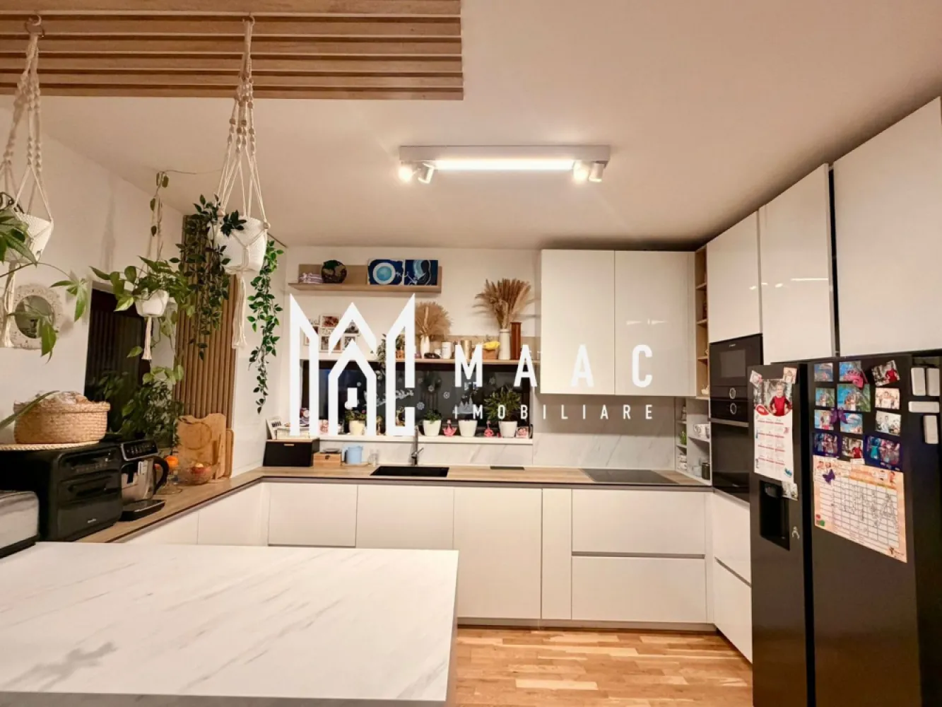 Casă individuală | 4 Camere | 124 MPU | Cristian - MAAC Imobiliare vă propune spre vânzare o casă individuală modernă, construcție nouă, situată în localitatea Cristian, pe o stradă apreciată, într-o zonă în plină dezvoltare, predominant formată din locuințe noi.

Imobilul dispune de o suprafață utilă de 124 mp și este amplasat pe un teren de 280 mp, oferind un echilibru ideal între confortul interior și spațiul exterior. Locuința este gândită pentru a răspunde celor mai exigente cerințe, fiind complet echipată și pregătită pentru mutare imediată.

Casa se remarcă prin finisaje și dotări de calitate superioară: bucătăria este complet mobilată și utilată, conform prezentării, iar băile sunt amenajate modern și funcțional. Confortul termic este asigurat de centrala termică Viessmann și sistemul de încălzire în pardoseală pe ambele niveluri, oferind eficiență și distribuție uniformă a căldurii.

La nivel de dotări tehnice, proprietatea beneficiază de tâmplărie Salamander cu geam termopan de 40 mm, contribuind la o bună izolație termică și fonică, precum și de rulouri exterioare din aluminiu, pentru un plus de confort și siguranță.

Localitatea Cristian reprezintă o alegere tot mai populară pentru cei care își doresc liniște, aer curat și un stil de viață relaxat, fără a renunța la avantajele orașului. Amplasarea la doar câteva minute de Sibiu oferă acces rapid către toate punctele de interes, fiind ideală atât pentru locuire permanentă, cât și ca investiție pe termen lung.

Proprietatea se evidențiază prin poziționare, calitatea construcției și nivelul dotărilor, fiind o oportunitate excelentă pentru o familie care caută confort și accesibilitate într-un cadru modern.

Pentru mai multe detalii și vizionări, vă rugăm să menționați ID : CP3069223