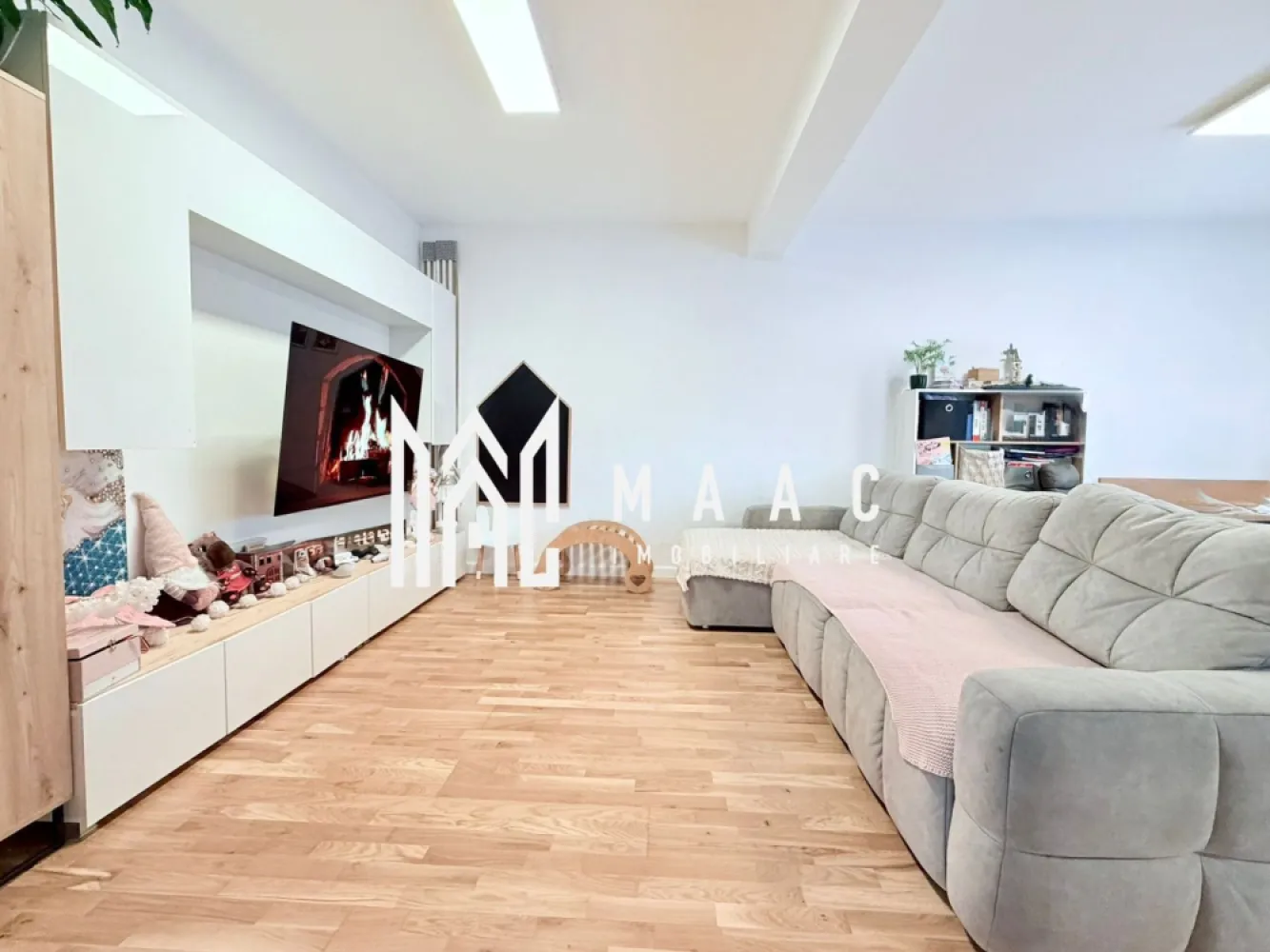 Casă individuală | 4 Camere | 124 MPU | Cristian - MAAC Imobiliare vă propune spre vânzare o casă individuală modernă, construcție nouă, situată în localitatea Cristian, pe o stradă apreciată, într-o zonă în plină dezvoltare, predominant formată din locuințe noi.

Imobilul dispune de o suprafață utilă de 124 mp și este amplasat pe un teren de 280 mp, oferind un echilibru ideal între confortul interior și spațiul exterior. Locuința este gândită pentru a răspunde celor mai exigente cerințe, fiind complet echipată și pregătită pentru mutare imediată.

Casa se remarcă prin finisaje și dotări de calitate superioară: bucătăria este complet mobilată și utilată, conform prezentării, iar băile sunt amenajate modern și funcțional. Confortul termic este asigurat de centrala termică Viessmann și sistemul de încălzire în pardoseală pe ambele niveluri, oferind eficiență și distribuție uniformă a căldurii.

La nivel de dotări tehnice, proprietatea beneficiază de tâmplărie Salamander cu geam termopan de 40 mm, contribuind la o bună izolație termică și fonică, precum și de rulouri exterioare din aluminiu, pentru un plus de confort și siguranță.

Localitatea Cristian reprezintă o alegere tot mai populară pentru cei care își doresc liniște, aer curat și un stil de viață relaxat, fără a renunța la avantajele orașului. Amplasarea la doar câteva minute de Sibiu oferă acces rapid către toate punctele de interes, fiind ideală atât pentru locuire permanentă, cât și ca investiție pe termen lung.

Proprietatea se evidențiază prin poziționare, calitatea construcției și nivelul dotărilor, fiind o oportunitate excelentă pentru o familie care caută confort și accesibilitate într-un cadru modern.

Pentru mai multe detalii și vizionări, vă rugăm să menționați ID : CP3069223