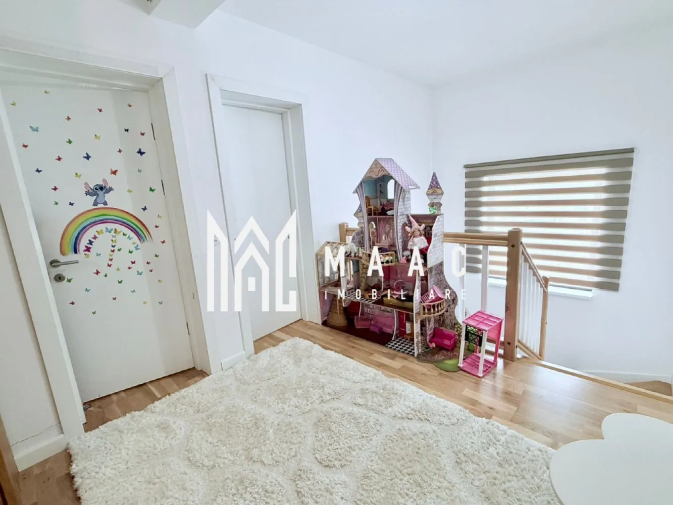 Casă individuală | 4 Camere | 124 MPU | Cristian - MAAC Imobiliare vă propune spre vânzare o casă individuală modernă, construcție nouă, situată în localitatea Cristian, pe o stradă apreciată, într-o zonă în plină dezvoltare, predominant formată din locuințe noi.

Imobilul dispune de o suprafață utilă de 124 mp și este amplasat pe un teren de 280 mp, oferind un echilibru ideal între confortul interior și spațiul exterior. Locuința este gândită pentru a răspunde celor mai exigente cerințe, fiind complet echipată și pregătită pentru mutare imediată.

Casa se remarcă prin finisaje și dotări de calitate superioară: bucătăria este complet mobilată și utilată, conform prezentării, iar băile sunt amenajate modern și funcțional. Confortul termic este asigurat de centrala termică Viessmann și sistemul de încălzire în pardoseală pe ambele niveluri, oferind eficiență și distribuție uniformă a căldurii.

La nivel de dotări tehnice, proprietatea beneficiază de tâmplărie Salamander cu geam termopan de 40 mm, contribuind la o bună izolație termică și fonică, precum și de rulouri exterioare din aluminiu, pentru un plus de confort și siguranță.

Localitatea Cristian reprezintă o alegere tot mai populară pentru cei care își doresc liniște, aer curat și un stil de viață relaxat, fără a renunța la avantajele orașului. Amplasarea la doar câteva minute de Sibiu oferă acces rapid către toate punctele de interes, fiind ideală atât pentru locuire permanentă, cât și ca investiție pe termen lung.

Proprietatea se evidențiază prin poziționare, calitatea construcției și nivelul dotărilor, fiind o oportunitate excelentă pentru o familie care caută confort și accesibilitate într-un cadru modern.

Pentru mai multe detalii și vizionări, vă rugăm să menționați ID : CP3069223