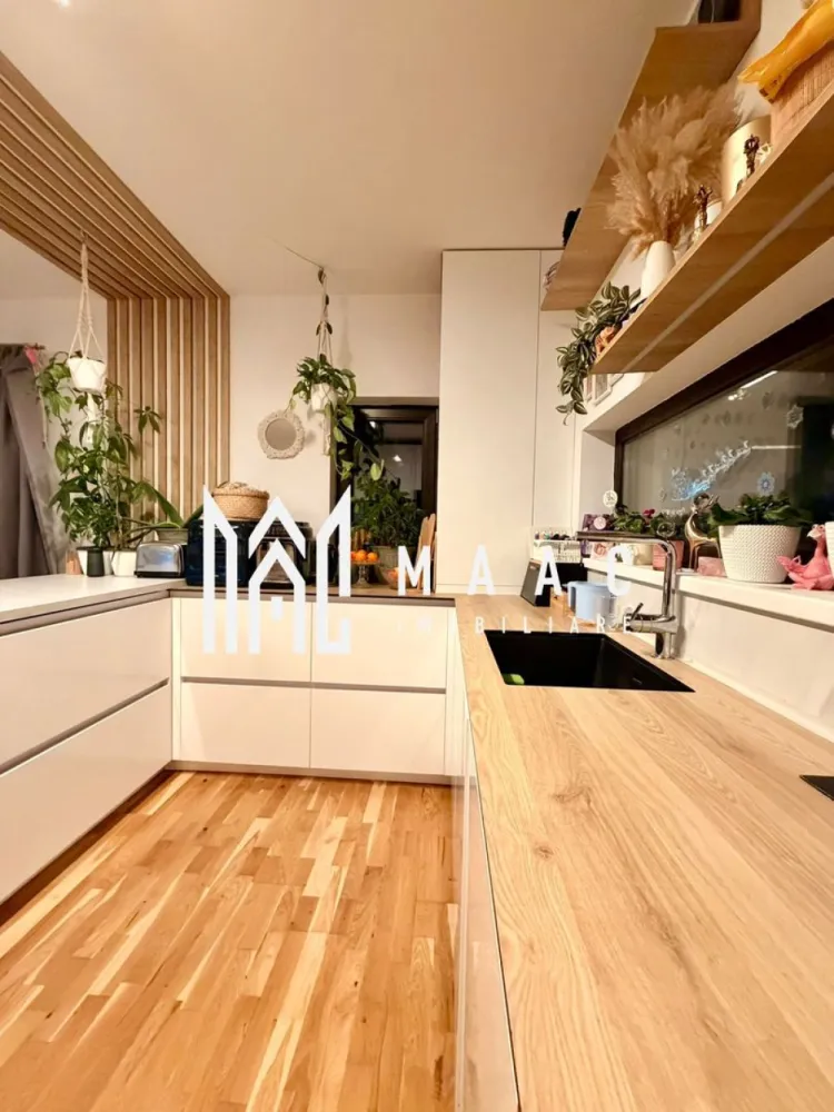 Casă individuală | 4 Camere | 124 MPU | Cristian - MAAC Imobiliare vă propune spre vânzare o casă individuală modernă, construcție nouă, situată în localitatea Cristian, pe o stradă apreciată, într-o zonă în plină dezvoltare, predominant formată din locuințe noi.

Imobilul dispune de o suprafață utilă de 124 mp și este amplasat pe un teren de 280 mp, oferind un echilibru ideal între confortul interior și spațiul exterior. Locuința este gândită pentru a răspunde celor mai exigente cerințe, fiind complet echipată și pregătită pentru mutare imediată.

Casa se remarcă prin finisaje și dotări de calitate superioară: bucătăria este complet mobilată și utilată, conform prezentării, iar băile sunt amenajate modern și funcțional. Confortul termic este asigurat de centrala termică Viessmann și sistemul de încălzire în pardoseală pe ambele niveluri, oferind eficiență și distribuție uniformă a căldurii.

La nivel de dotări tehnice, proprietatea beneficiază de tâmplărie Salamander cu geam termopan de 40 mm, contribuind la o bună izolație termică și fonică, precum și de rulouri exterioare din aluminiu, pentru un plus de confort și siguranță.

Localitatea Cristian reprezintă o alegere tot mai populară pentru cei care își doresc liniște, aer curat și un stil de viață relaxat, fără a renunța la avantajele orașului. Amplasarea la doar câteva minute de Sibiu oferă acces rapid către toate punctele de interes, fiind ideală atât pentru locuire permanentă, cât și ca investiție pe termen lung.

Proprietatea se evidențiază prin poziționare, calitatea construcției și nivelul dotărilor, fiind o oportunitate excelentă pentru o familie care caută confort și accesibilitate într-un cadru modern.

Pentru mai multe detalii și vizionări, vă rugăm să menționați ID : CP3069223