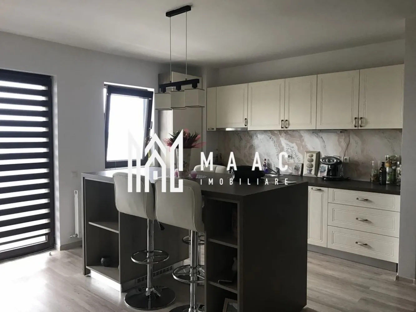 Apartament modern | 2 camere | 50 MPU | Balcon | Lift | Doamna Stanca - MAAC Imobiliare vă propune spre închiriere un apartament modern cu două camere ,într-un imobil nou construit în anul 2016. 

LocuinȚa este:
poziționată la etajul 5 al unui bloc cu 7 etaje dotat cu lift

și oferă o suprafață utilă de 50 mp la care se adaugă un balcon generos de 8 mp ideal pentru momente de relaxare

Proprietatea dispune de o compartimentare modernă si funcțională fiind compartimentată astfel:
living luminos cu bucătarie open space 

un dormitor matrimonial spațios

o baie elegantă 

hol de acces

Apartamentul este oferit spre închiriere complet mobilat și utilat beneficiind de finisaje de calitate si dotări moderne precum televizor mașină de spălat și sistem de aer condiționat asigurând tot confortul necesar unei mutări imediate.

Locuința include un loc de parcare privat și este situată într-o zona excelentă în imediata apropiere de puncte de interes majore precum Shopping City ,supermarketuri farmacii si unități bancare oferind acces facil către principalele artere ale orașului. 

Condiții închiriere:
Nu se acceptă animale de companie
Se caută chiriaș pe termen lung

Pentru mai multe detalii si programarea unei vizionări ,contactați-ne și specifica-ți codul de identificare al proprietății ID:CP3069983.
