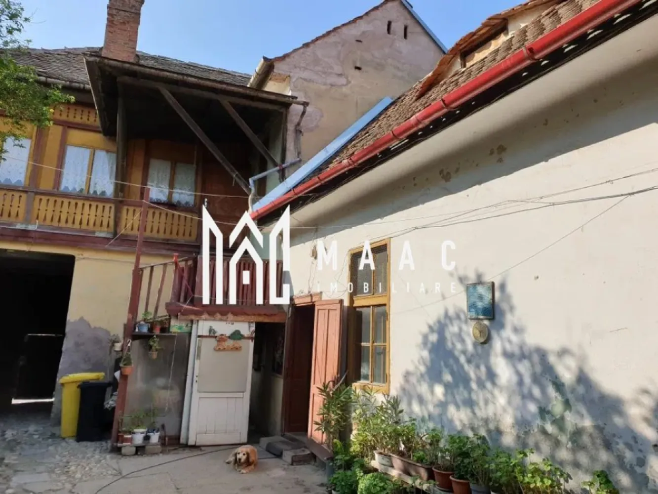 INVESTITIE I Imobil de renovat I Curte I Turnisor - Va propunem spre vanzare un imobil cu regim de inaltime P+E+P, amplasat in cartierul Turnisor. Locuinta, alcatuita din 2 apartamente situate la parter, respectiv etaj, este situata la strada, are acces auto in curtea comuna cu aun alt proprietar si detine 670 mp teren din totalul de 962mp. Aferente proprietatii: pivnita, magazie, pod 180mp. Proprietatea nu este locuibila-necesita renovare completa. Pentru mai multe informatii, precizati telefonic ca ati vizionat anuntul cu ID: CP2494822 }}