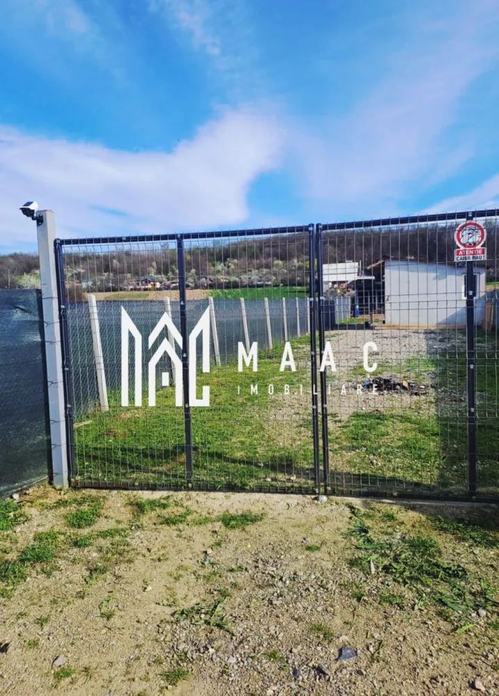 CABANA|TEREN |BUDESTI |664 MP|25.000 NEGOCIABIL - MAAC IMOBILIARE va propune spre vanzare o oaază de liniște în Budești-Ruda: Teren intravilan + Cabană cochetă
Vă prezentăm spre vânzare o proprietate ideală pentru cei care caută un refugiu aproape de natură, situată în zona Budești, punctul Ruda. Proprietatea combină utilitatea unui teren generos cu confortul unei cabane 
Localizare și Teren:
Suprafață teren: 664 mp (intravilan).
Deschidere: 8,15 metri liniari.
Tip teren: Ideal pentru grădinărit, relaxare sau extinderea construcției existente.
 Detalii Cabană (Construcție Nouă):
Cabana a fost realizată cu o atenție deosebită la izolație și durabilitate, fiind pregătită pentru utilizare în orice sezon:
Dimensiuni: 6x4 metri (24 mp utili).
Fundație: Placă de beton turnată (asigură stabilitate și protecție împotriva umezelii).
Structură: Lemn tratat.
Izolație Premium: Polistiren de 10 cm la exterior și vată minerală la interior (confort termic ridicat și costuri mici de încălzire).
Dotări:
Acoperiș din tablă rezistentă.
Tâmplărie PVC cu geam termopan.
Siguranță sporită: Ușă metalică la intrare.
Estetică: Uși interioare din lemn.
 Avantaje:
 Zonă liniștită, ferită de agitația orașului, dar accesibilă.
Perfectă pentru weekend-uri în familie sau ca investiție pentru închiriere tip "tiny house"
pentru a programa o vizionare sau pentru mai multe detalii specificati ID 3066875