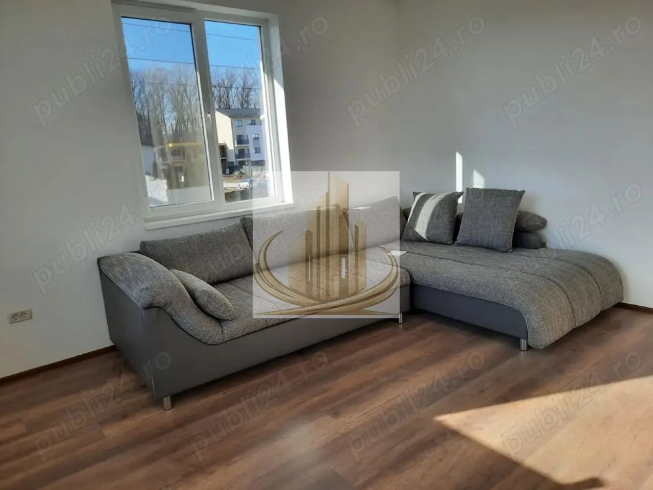 Apartament 3 camere modern, bloc nou, zonă de vile – Calea Lugojului, - Grand Mobilis Imobiliare vă propune spre închiriere un apartament spațios cu 3 camere, situat într-un bloc nou, izolat termic, în zona de vile Calea Lugojului – Dorobanți, în imediata apropiere a Pădurii Verzi.

Apartamentul este amplasat la etajul 1 și se închiriază complet mobilat, fiind ideal pentru cei care își doresc confort și liniște într-o zonă rezidențială.

Caracteristici:
 • centrală proprie pe gaz
 • încălzire în pardoseală
 • cheltuieli reduse de întreținere
 • acces la grădină
 • loc de parcare inclus

Zona oferă acces facil la mijloacele de transport în comun, în apropiere aflându-se stații pentru autobuz și troleibuz (liniile 11 și M11).

Pentru mai multe informații sau pentru programarea unei vizionări, vă stăm la dispoziție.
ID intern: 3070600