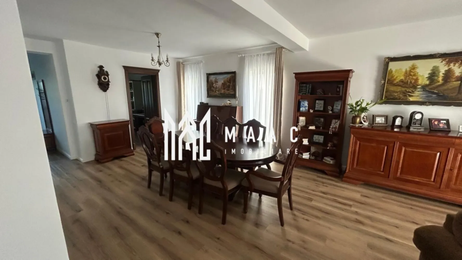 Casă 4 camere I 120 MPU I Curte proprie | Calea Cisnădiei - MAAC Imobiliare va propune spre vanzare o locuință modernă, eficientă energetic, situată într-o zonă apreciată din Sibiu – Calea Cisnădiei. Proprietatea are o suprafață utilă de 120 MPU și este amplasată pe un teren de 255 mp, fiind potrivită pentru o familie care caută confort, spațiu și funcționalitate.

Compartimentare

Parter:

Living luminos cu ieșire directă în terasa acoperită de 14 mp
Bucătărie separată
Hol de acces
Baie de serviciu

Etaj:

3 dormitoare
Hol
Baie
Acces către pod înalt, ideal pentru depozitare

Spații suplimentare

Terasă acoperită – 14 mp, ideală pentru relaxare în orice sezon
Spațiu tehnic sub terasă – 14 mp, cu înălțime de aproximativ 1,8 m, potrivit pentru depozitare, echipamente și organizare
Pod înalt utilizabil, cu înălțime maximă de aproximativ 3 m, excelent pentru depozitare

Finisaje și dotări

Eficiență energetică ridicată, cu costuri lunare reduse
Încălzire în pardoseală în toată casa
Pompă de căldură
Geamuri termopan tripan (3 foi de sticlă, 5 camere)
Spațiu tehnic suplimentar tip pivniță
Uși interioare din lemn masiv
Scară placată cu lemn masiv
Parchet SPC
Bucătărie complet utilată
Băi complet utilate

Curte și exterior

Curte complet împrejmuită
Gard cu elevație din beton, izolat și finisat cu tencuială decorativă
Șipci metalice duble

Proprietatea oferă un echilibru foarte bun între confortul modern, eficiența energetică și spațiile utile de depozitare, fiind pregătită pentru mutare imediată.
Pentru mai multe detalii și programarea unei vizionări, vă invităm să contactați Maac Imobiliare, specificând ID: CP3061636.