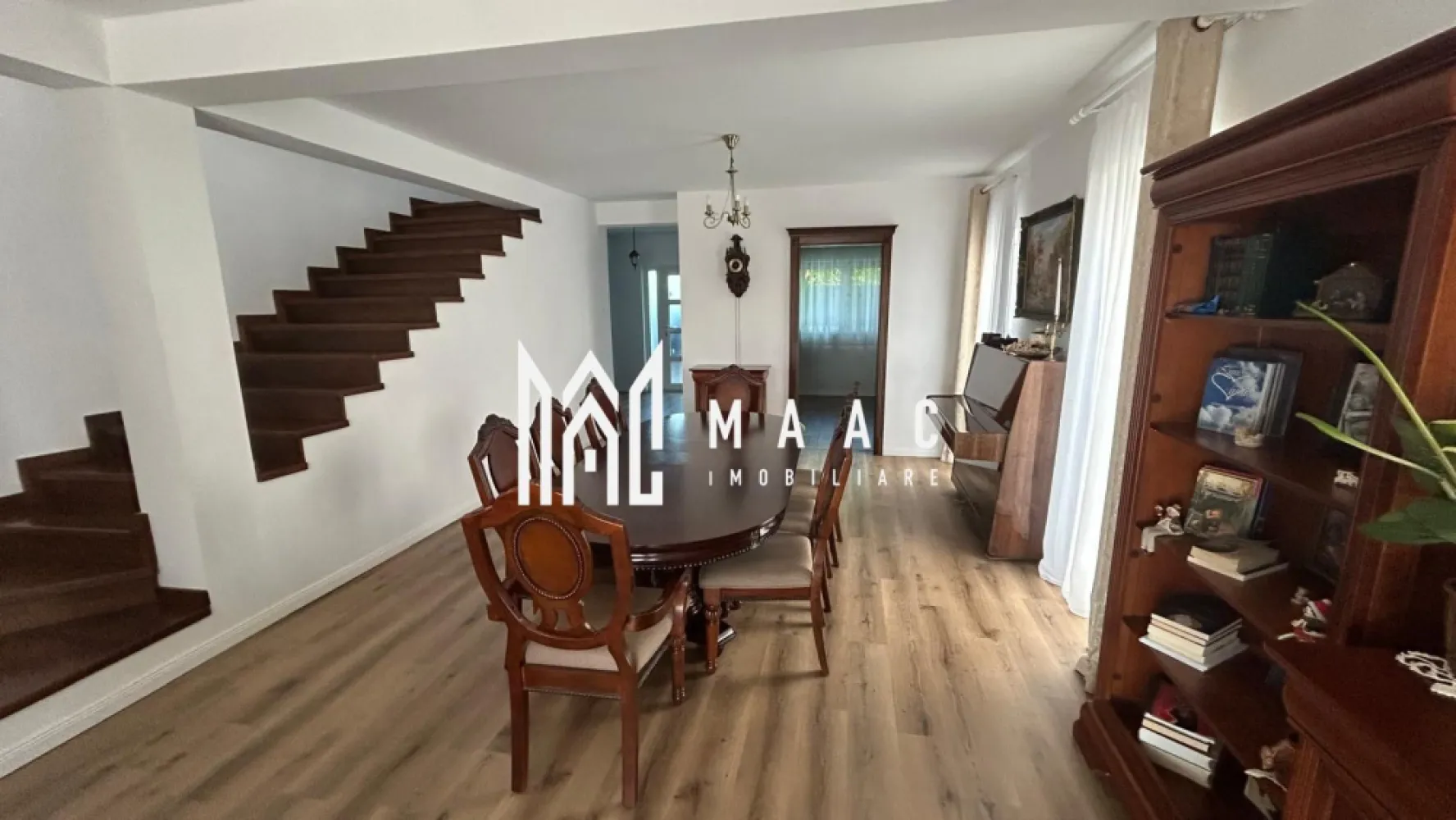 Casă 4 camere I 120 MPU I Curte proprie | Calea Cisnădiei - MAAC Imobiliare va propune spre vanzare o locuință modernă, eficientă energetic, situată într-o zonă apreciată din Sibiu – Calea Cisnădiei. Proprietatea are o suprafață utilă de 120 MPU și este amplasată pe un teren de 255 mp, fiind potrivită pentru o familie care caută confort, spațiu și funcționalitate.

Compartimentare

Parter:

Living luminos cu ieșire directă în terasa acoperită de 14 mp
Bucătărie separată
Hol de acces
Baie de serviciu

Etaj:

3 dormitoare
Hol
Baie
Acces către pod înalt, ideal pentru depozitare

Spații suplimentare

Terasă acoperită – 14 mp, ideală pentru relaxare în orice sezon
Spațiu tehnic sub terasă – 14 mp, cu înălțime de aproximativ 1,8 m, potrivit pentru depozitare, echipamente și organizare
Pod înalt utilizabil, cu înălțime maximă de aproximativ 3 m, excelent pentru depozitare

Finisaje și dotări

Eficiență energetică ridicată, cu costuri lunare reduse
Încălzire în pardoseală în toată casa
Pompă de căldură
Geamuri termopan tripan (3 foi de sticlă, 5 camere)
Spațiu tehnic suplimentar tip pivniță
Uși interioare din lemn masiv
Scară placată cu lemn masiv
Parchet SPC
Bucătărie complet utilată
Băi complet utilate

Curte și exterior

Curte complet împrejmuită
Gard cu elevație din beton, izolat și finisat cu tencuială decorativă
Șipci metalice duble

Proprietatea oferă un echilibru foarte bun între confortul modern, eficiența energetică și spațiile utile de depozitare, fiind pregătită pentru mutare imediată.
Pentru mai multe detalii și programarea unei vizionări, vă invităm să contactați Maac Imobiliare, specificând ID: CP3061636.