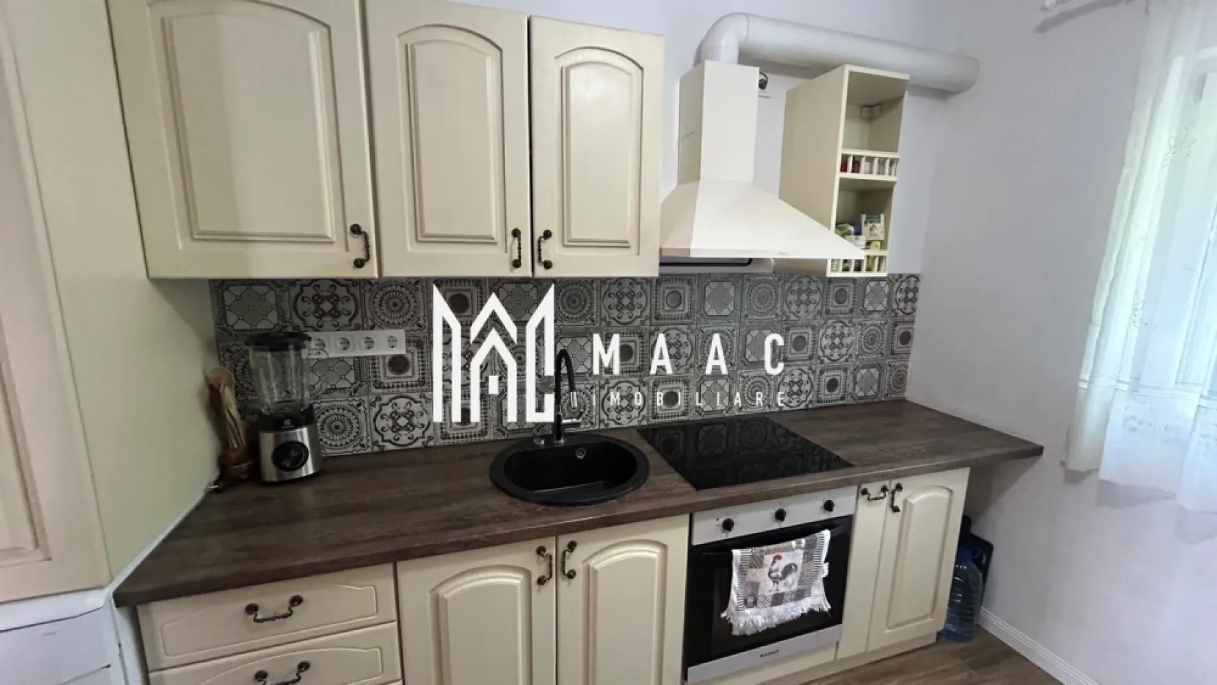 Casă 4 camere I 120 MPU I Curte proprie | Calea Cisnădiei - MAAC Imobiliare va propune spre vanzare o locuință modernă, eficientă energetic, situată într-o zonă apreciată din Sibiu – Calea Cisnădiei. Proprietatea are o suprafață utilă de 120 MPU și este amplasată pe un teren de 255 mp, fiind potrivită pentru o familie care caută confort, spațiu și funcționalitate.

Compartimentare

Parter:

Living luminos cu ieșire directă în terasa acoperită de 14 mp
Bucătărie separată
Hol de acces
Baie de serviciu

Etaj:

3 dormitoare
Hol
Baie
Acces către pod înalt, ideal pentru depozitare

Spații suplimentare

Terasă acoperită – 14 mp, ideală pentru relaxare în orice sezon
Spațiu tehnic sub terasă – 14 mp, cu înălțime de aproximativ 1,8 m, potrivit pentru depozitare, echipamente și organizare
Pod înalt utilizabil, cu înălțime maximă de aproximativ 3 m, excelent pentru depozitare

Finisaje și dotări

Eficiență energetică ridicată, cu costuri lunare reduse
Încălzire în pardoseală în toată casa
Pompă de căldură
Geamuri termopan tripan (3 foi de sticlă, 5 camere)
Spațiu tehnic suplimentar tip pivniță
Uși interioare din lemn masiv
Scară placată cu lemn masiv
Parchet SPC
Bucătărie complet utilată
Băi complet utilate

Curte și exterior

Curte complet împrejmuită
Gard cu elevație din beton, izolat și finisat cu tencuială decorativă
Șipci metalice duble

Proprietatea oferă un echilibru foarte bun între confortul modern, eficiența energetică și spațiile utile de depozitare, fiind pregătită pentru mutare imediată.
Pentru mai multe detalii și programarea unei vizionări, vă invităm să contactați Maac Imobiliare, specificând ID: CP3061636.