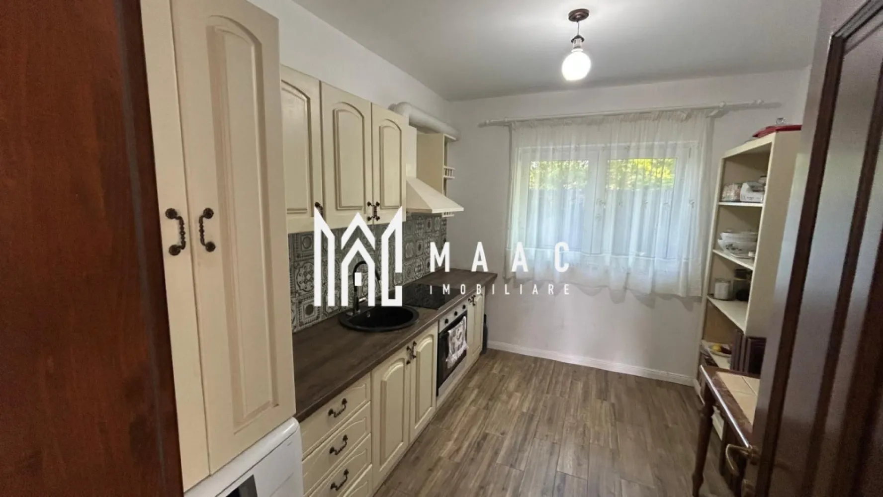 Casă 4 camere I 120 MPU I Curte proprie | Calea Cisnădiei - MAAC Imobiliare va propune spre vanzare o locuință modernă, eficientă energetic, situată într-o zonă apreciată din Sibiu – Calea Cisnădiei. Proprietatea are o suprafață utilă de 120 MPU și este amplasată pe un teren de 255 mp, fiind potrivită pentru o familie care caută confort, spațiu și funcționalitate.

Compartimentare

Parter:

Living luminos cu ieșire directă în terasa acoperită de 14 mp
Bucătărie separată
Hol de acces
Baie de serviciu

Etaj:

3 dormitoare
Hol
Baie
Acces către pod înalt, ideal pentru depozitare

Spații suplimentare

Terasă acoperită – 14 mp, ideală pentru relaxare în orice sezon
Spațiu tehnic sub terasă – 14 mp, cu înălțime de aproximativ 1,8 m, potrivit pentru depozitare, echipamente și organizare
Pod înalt utilizabil, cu înălțime maximă de aproximativ 3 m, excelent pentru depozitare

Finisaje și dotări

Eficiență energetică ridicată, cu costuri lunare reduse
Încălzire în pardoseală în toată casa
Pompă de căldură
Geamuri termopan tripan (3 foi de sticlă, 5 camere)
Spațiu tehnic suplimentar tip pivniță
Uși interioare din lemn masiv
Scară placată cu lemn masiv
Parchet SPC
Bucătărie complet utilată
Băi complet utilate

Curte și exterior

Curte complet împrejmuită
Gard cu elevație din beton, izolat și finisat cu tencuială decorativă
Șipci metalice duble

Proprietatea oferă un echilibru foarte bun între confortul modern, eficiența energetică și spațiile utile de depozitare, fiind pregătită pentru mutare imediată.
Pentru mai multe detalii și programarea unei vizionări, vă invităm să contactați Maac Imobiliare, specificând ID: CP3061636.