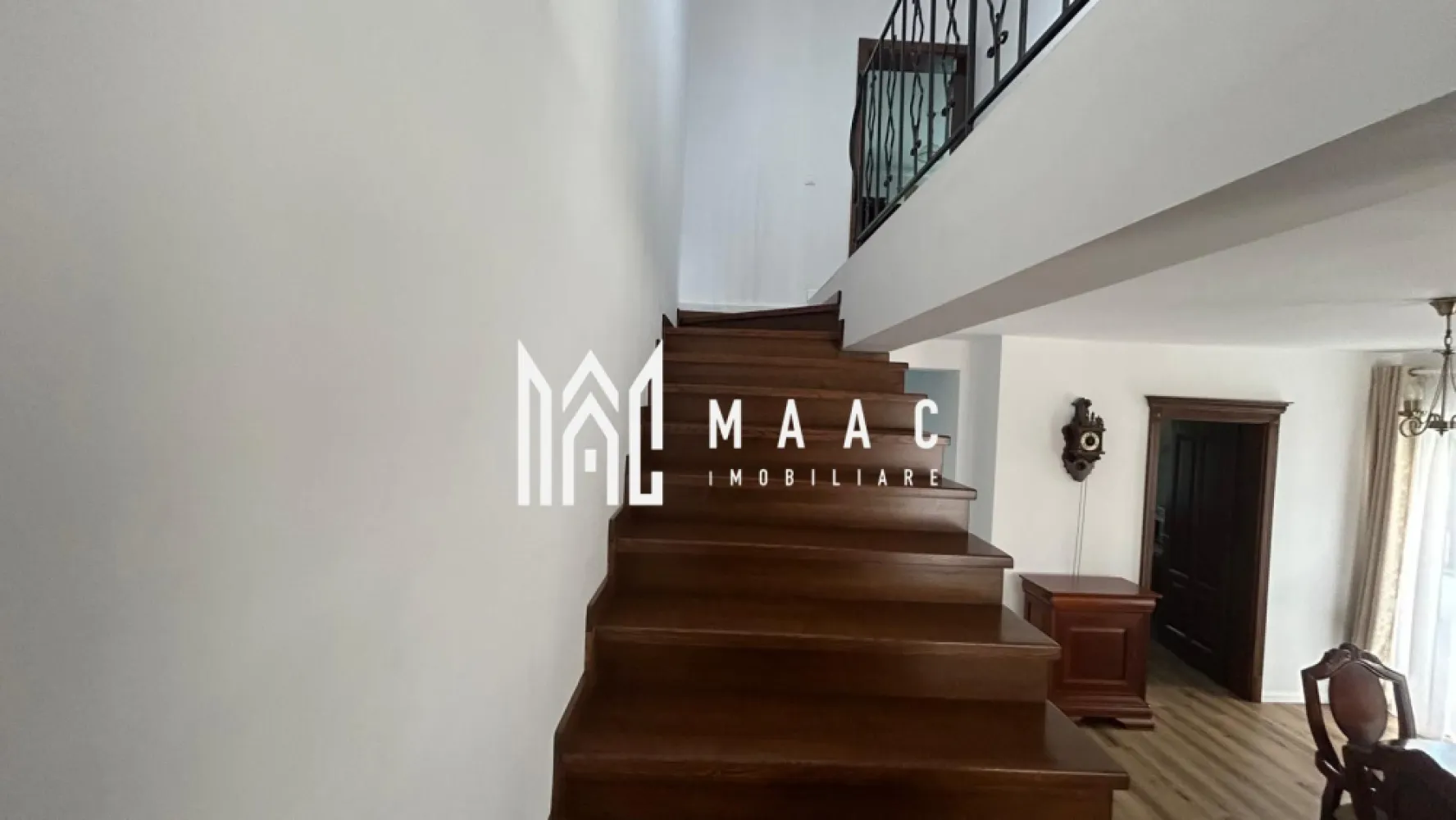 Casă 4 camere I 120 MPU I Curte proprie | Calea Cisnădiei - MAAC Imobiliare va propune spre vanzare o locuință modernă, eficientă energetic, situată într-o zonă apreciată din Sibiu – Calea Cisnădiei. Proprietatea are o suprafață utilă de 120 MPU și este amplasată pe un teren de 255 mp, fiind potrivită pentru o familie care caută confort, spațiu și funcționalitate.

Compartimentare

Parter:

Living luminos cu ieșire directă în terasa acoperită de 14 mp
Bucătărie separată
Hol de acces
Baie de serviciu

Etaj:

3 dormitoare
Hol
Baie
Acces către pod înalt, ideal pentru depozitare

Spații suplimentare

Terasă acoperită – 14 mp, ideală pentru relaxare în orice sezon
Spațiu tehnic sub terasă – 14 mp, cu înălțime de aproximativ 1,8 m, potrivit pentru depozitare, echipamente și organizare
Pod înalt utilizabil, cu înălțime maximă de aproximativ 3 m, excelent pentru depozitare

Finisaje și dotări

Eficiență energetică ridicată, cu costuri lunare reduse
Încălzire în pardoseală în toată casa
Pompă de căldură
Geamuri termopan tripan (3 foi de sticlă, 5 camere)
Spațiu tehnic suplimentar tip pivniță
Uși interioare din lemn masiv
Scară placată cu lemn masiv
Parchet SPC
Bucătărie complet utilată
Băi complet utilate

Curte și exterior

Curte complet împrejmuită
Gard cu elevație din beton, izolat și finisat cu tencuială decorativă
Șipci metalice duble

Proprietatea oferă un echilibru foarte bun între confortul modern, eficiența energetică și spațiile utile de depozitare, fiind pregătită pentru mutare imediată.
Pentru mai multe detalii și programarea unei vizionări, vă invităm să contactați Maac Imobiliare, specificând ID: CP3061636.