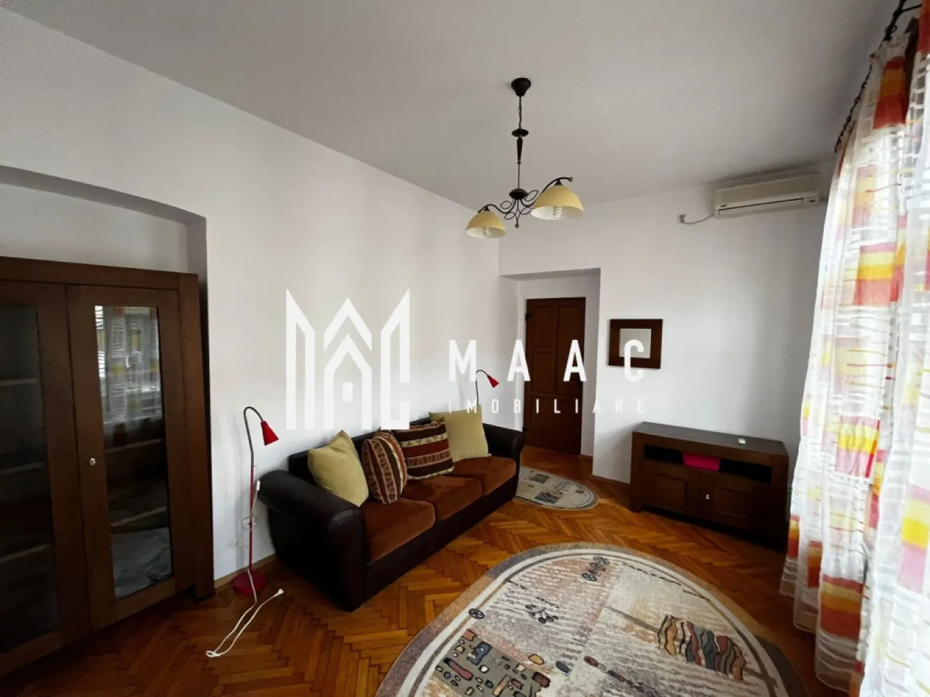 Apartament 2 camere I 64MPU I Zona Ultracentral - MAAC Imobiliare vă propune spre închiriere un apartament cu 2 camere situat în zona ultracentrală din Sibiu! Acest apartament cu 2 camere, situat la etajul 1 al unui imobil cu 2 niveluri, oferă un spațiu de 64 mp utili ideal pentru un stil de viață modern și elegant. Caracteristici principale: Număr băi: 1 Confort: Lux Încălzire: Centrală proprie cu calorifere eficiente Amenajare străzi: Asfaltate, iluminat stradal Dotări și facilități: Bucătărie: Mobilată și utilată complet Climatizare: Aer condiționat pentru confort sporit Acces internet: Cablu & Wireless Ferestre: Geam termopan (PVC) cu jaluzele verticale Uși: Ușă de intrare metalică, uși interioare PVC Podele: Gresie și parchet Pentru mai multe detalii specificatii telefonic ca ati vazut anuntul cu ID:CP2494628 }}